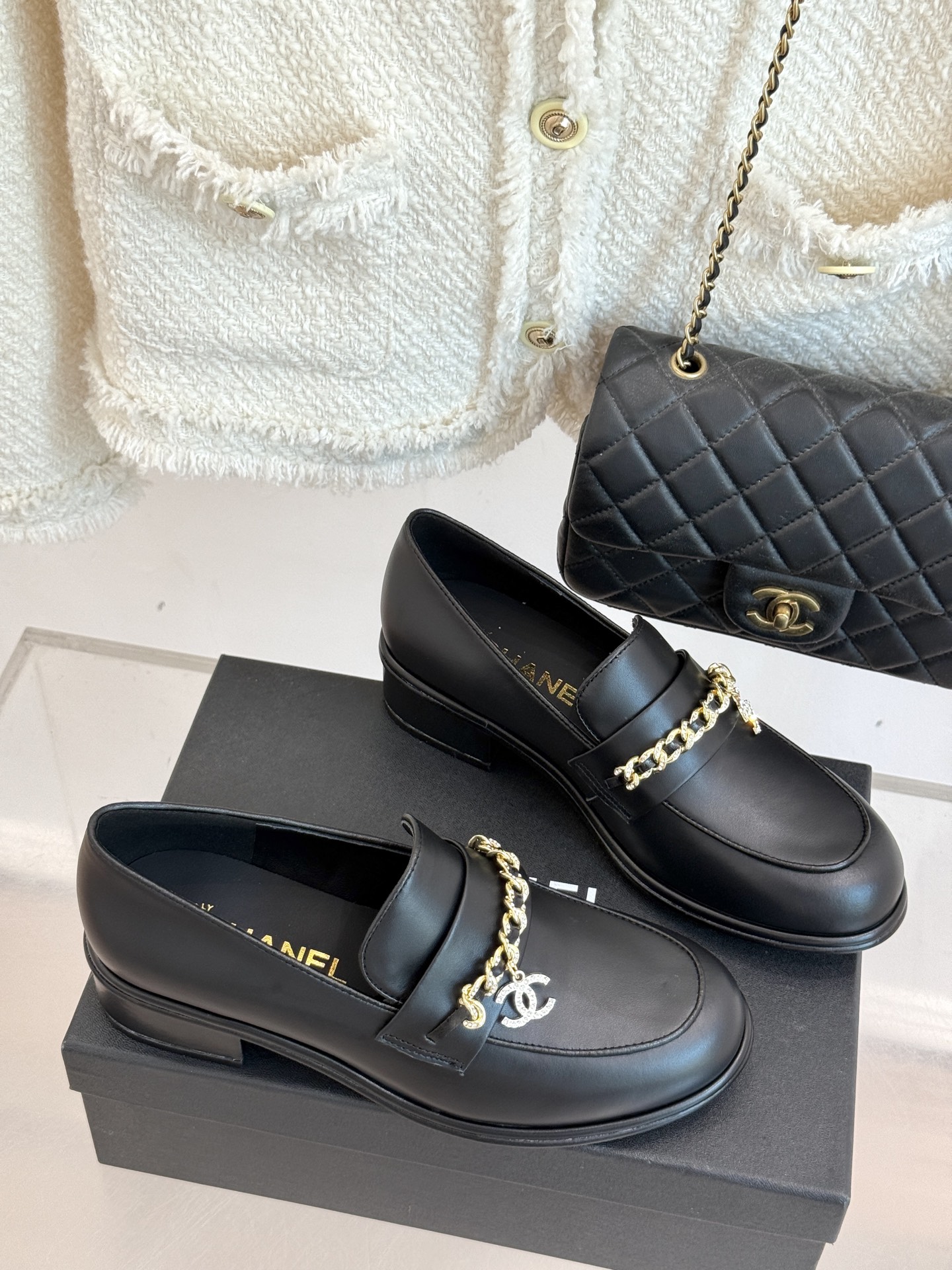 
CHANE*｜小香25A新品双C
链条乐福鞋
满满的复古风 秀气的鞋型 
看着就很讨喜 圆中带点尖的鞋