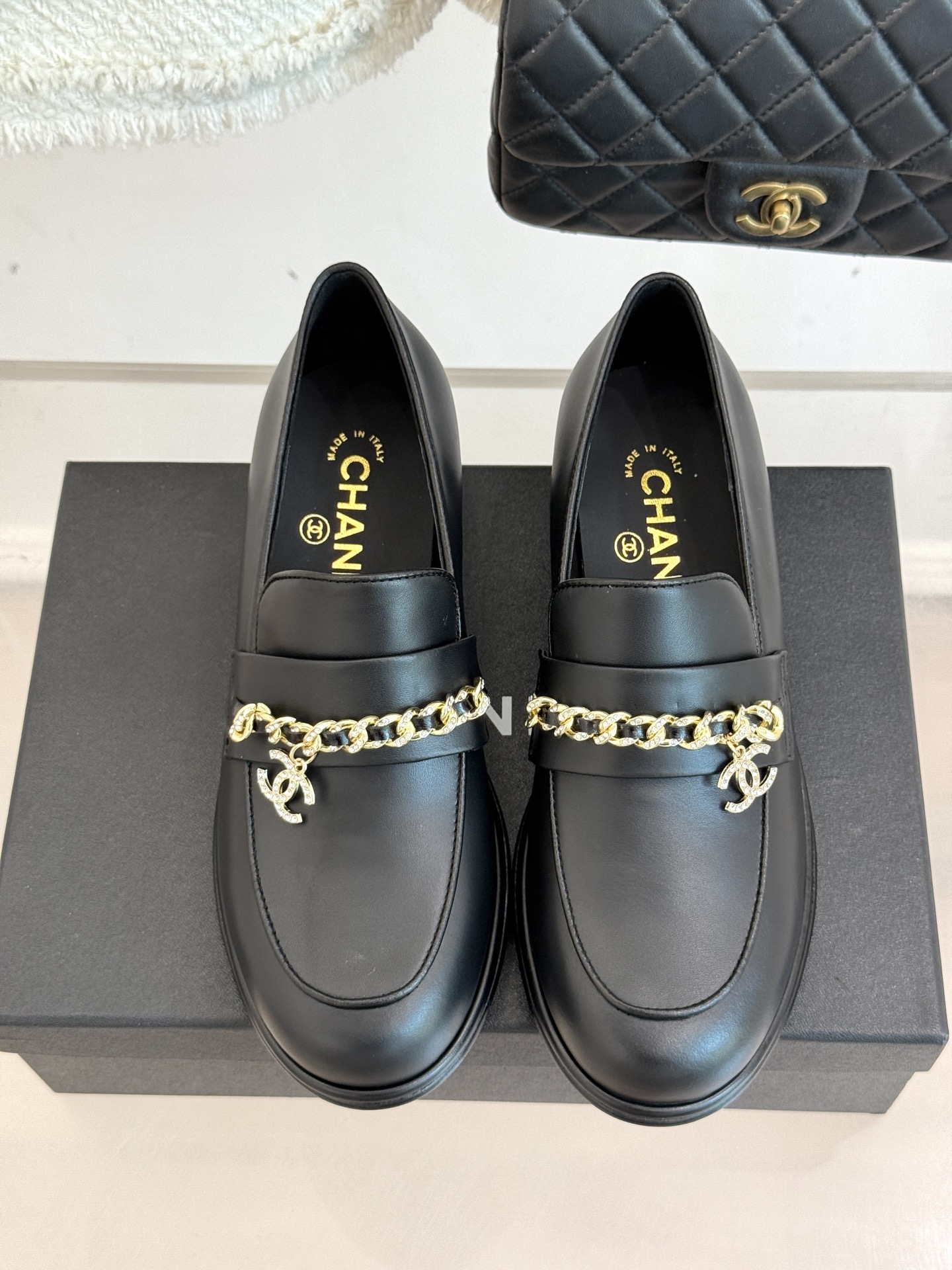 
CHANE*｜小香25A新品双C
链条乐福鞋
满满的复古风 秀气的鞋型 
看着就很讨喜 圆中带点尖的鞋