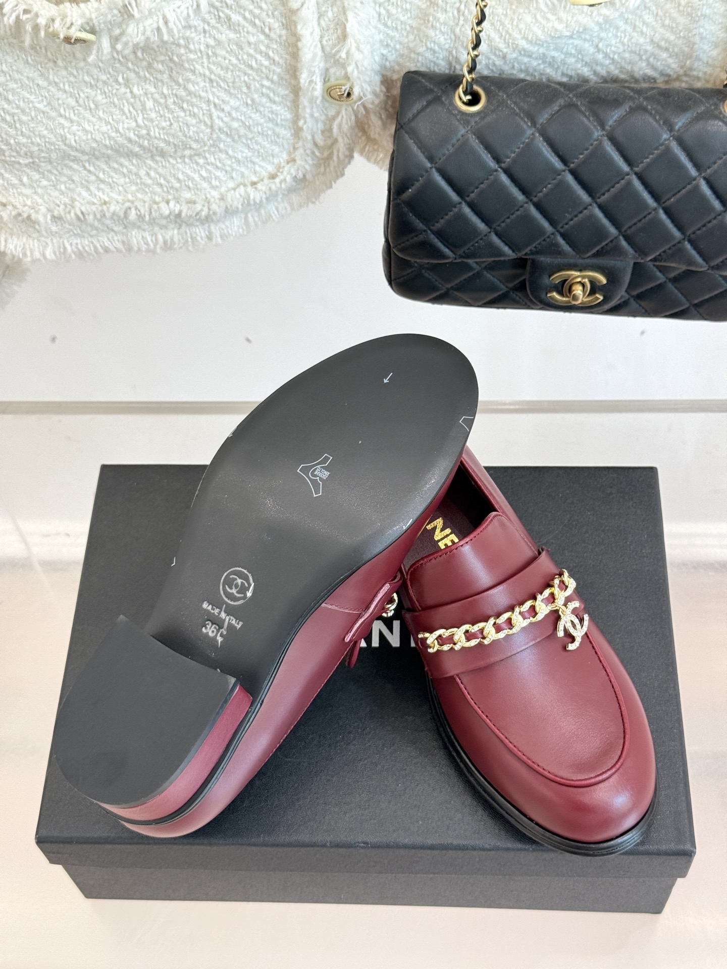 
CHANE*｜小香25A新品双C
链条乐福鞋
满满的复古风 秀气的鞋型 
看着就很讨喜 圆中带点尖的鞋