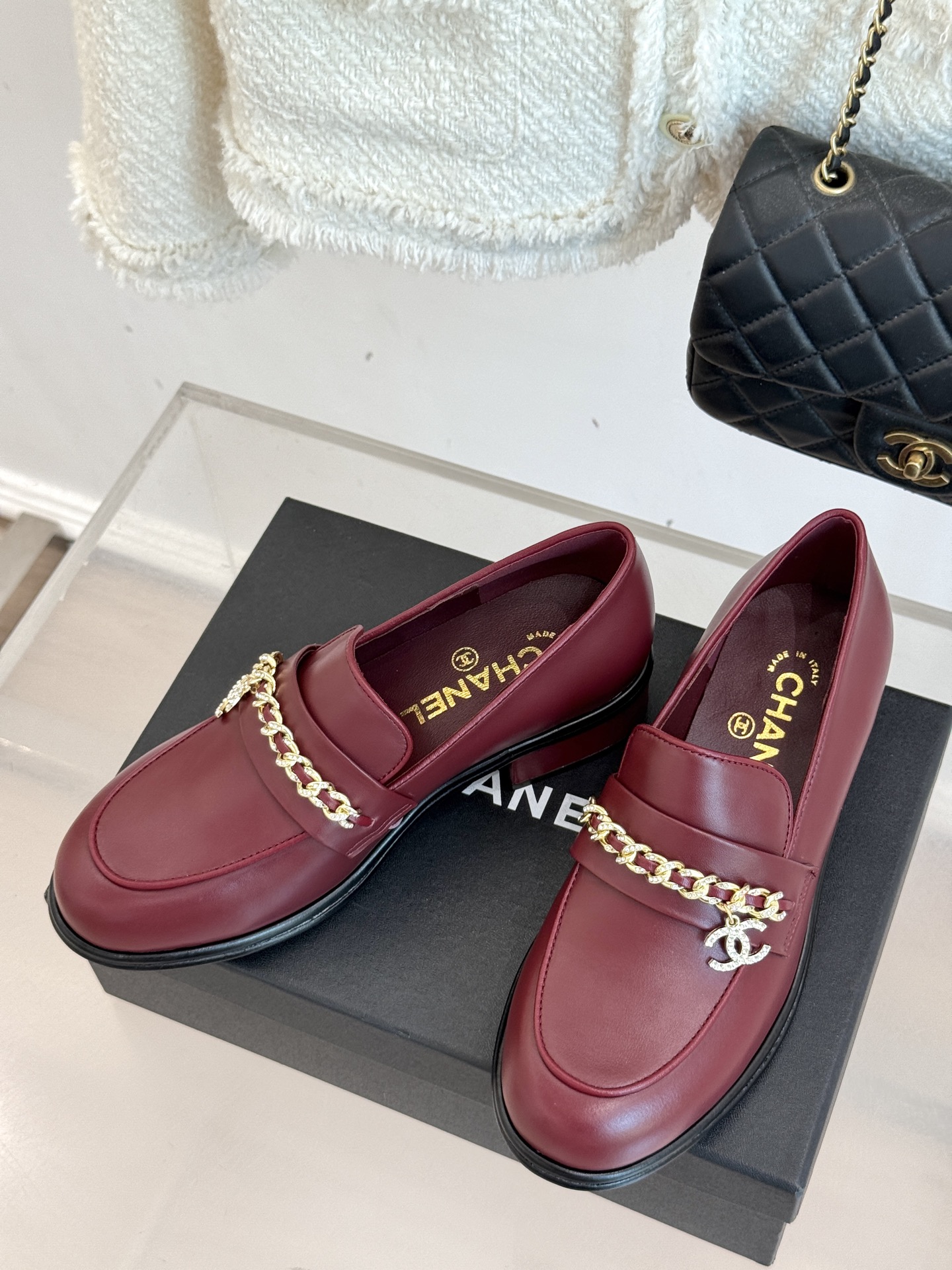 
CHANE*｜小香25A新品双C
链条乐福鞋
满满的复古风 秀气的鞋型 
看着就很讨喜 圆中带点尖的鞋