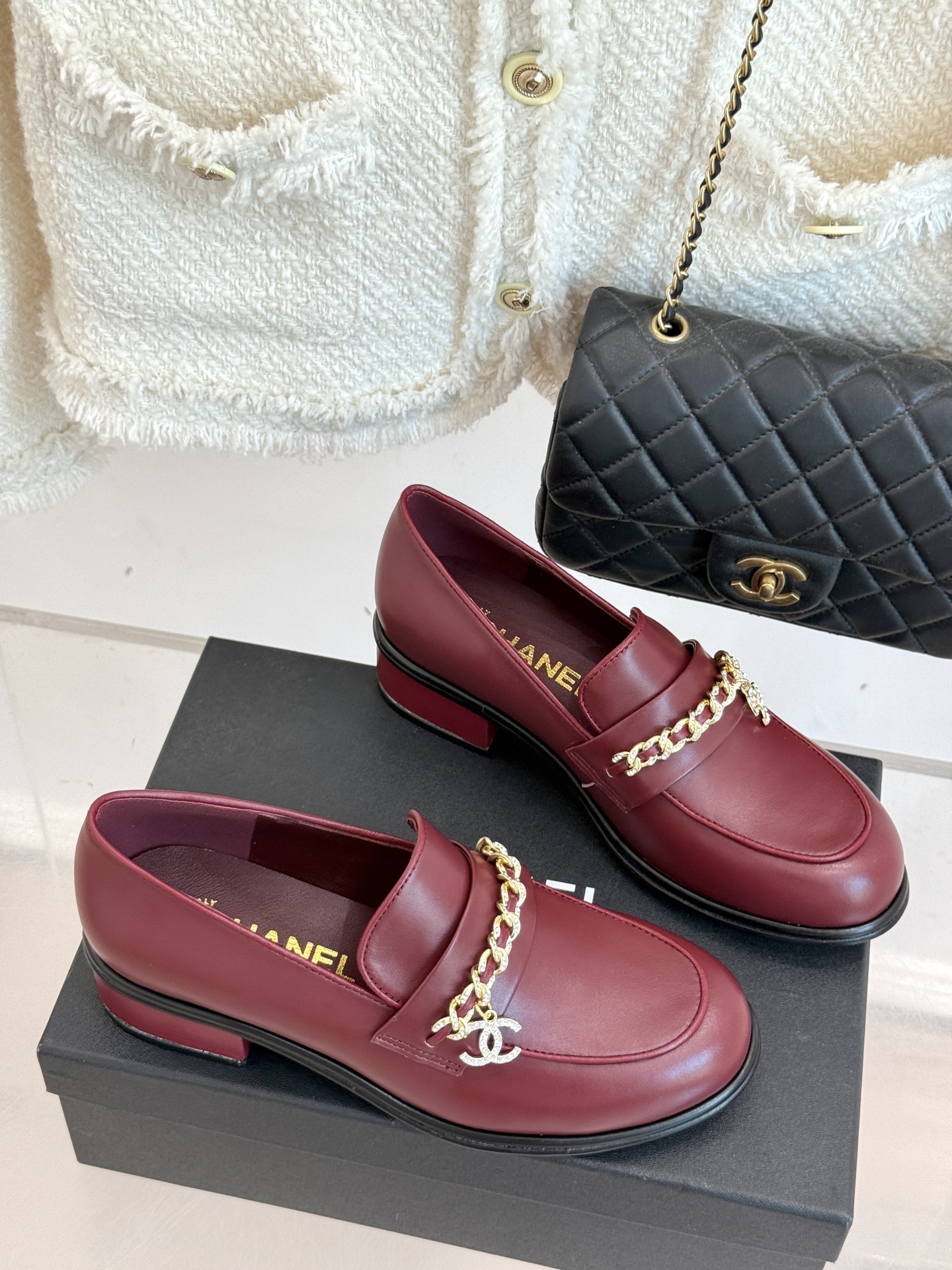 
CHANE*｜小香25A新品双C
链条乐福鞋
满满的复古风 秀气的鞋型 
看着就很讨喜 圆中带点尖的鞋