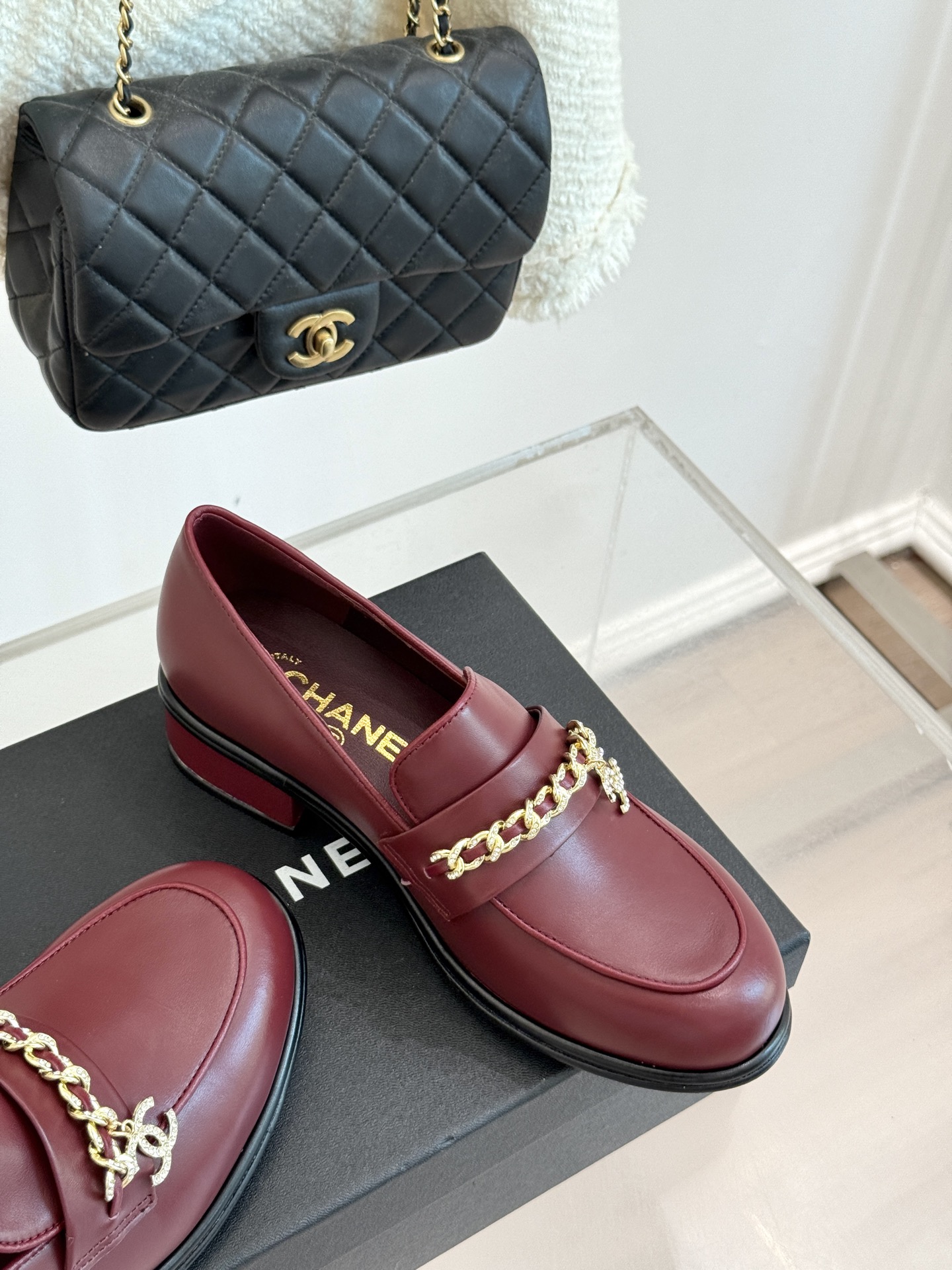 
CHANE*｜小香25A新品双C
链条乐福鞋
满满的复古风 秀气的鞋型 
看着就很讨喜 圆中带点尖的鞋
