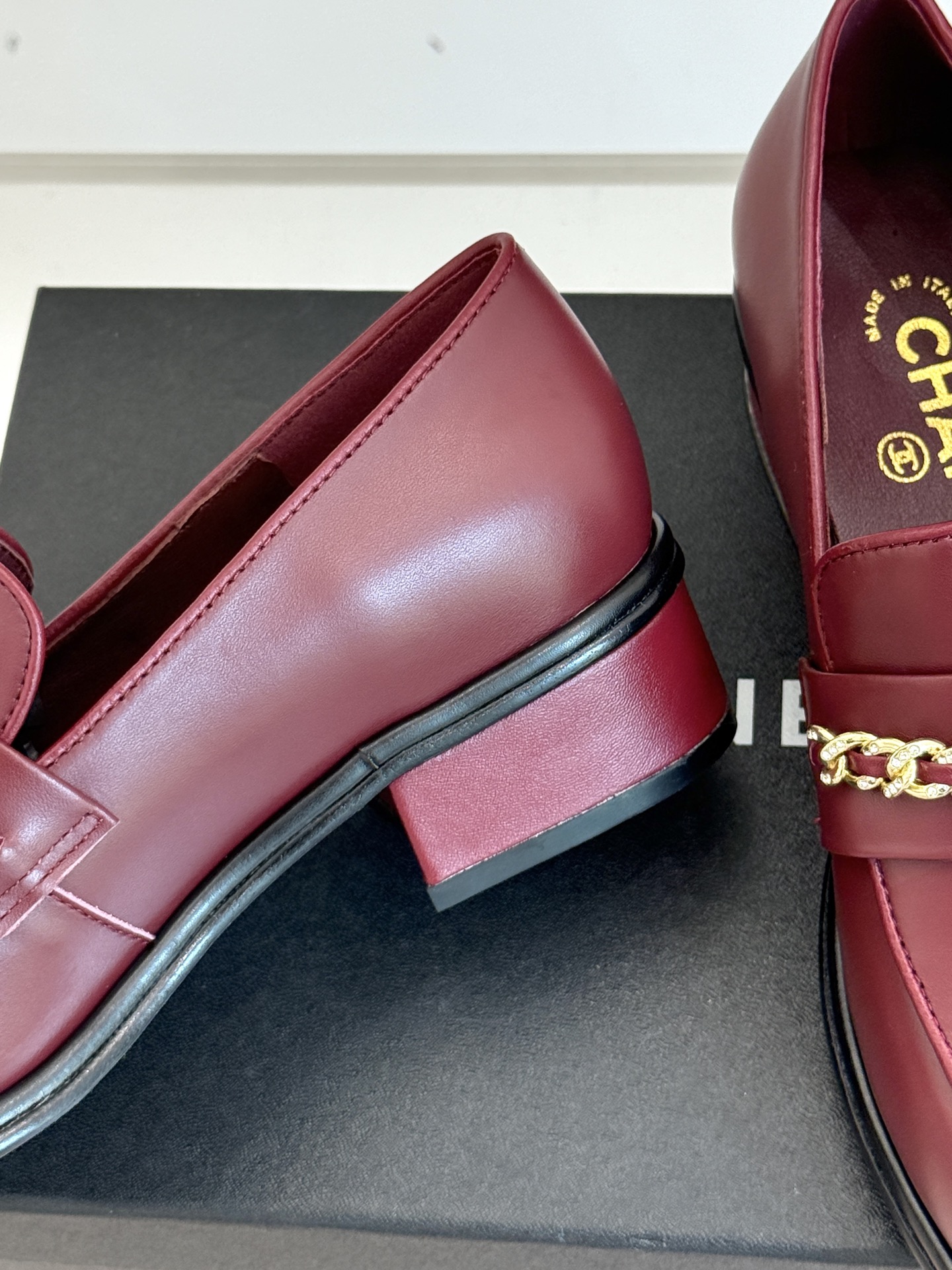 
CHANE*｜小香25A新品双C
链条乐福鞋
满满的复古风 秀气的鞋型 
看着就很讨喜 圆中带点尖的鞋