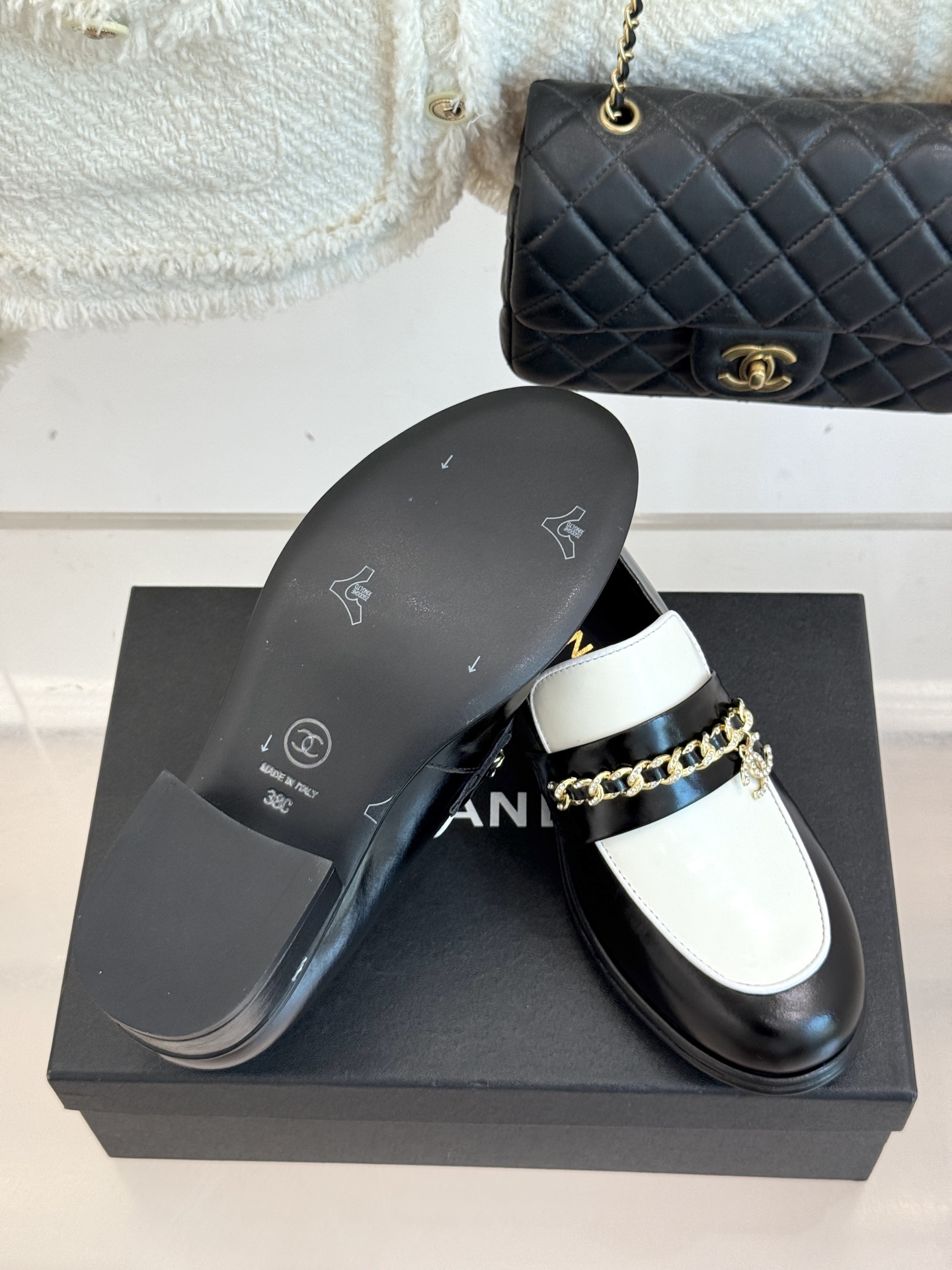 
CHANE*｜小香25A新品双C
链条乐福鞋
满满的复古风 秀气的鞋型 
看着就很讨喜 圆中带点尖的鞋
