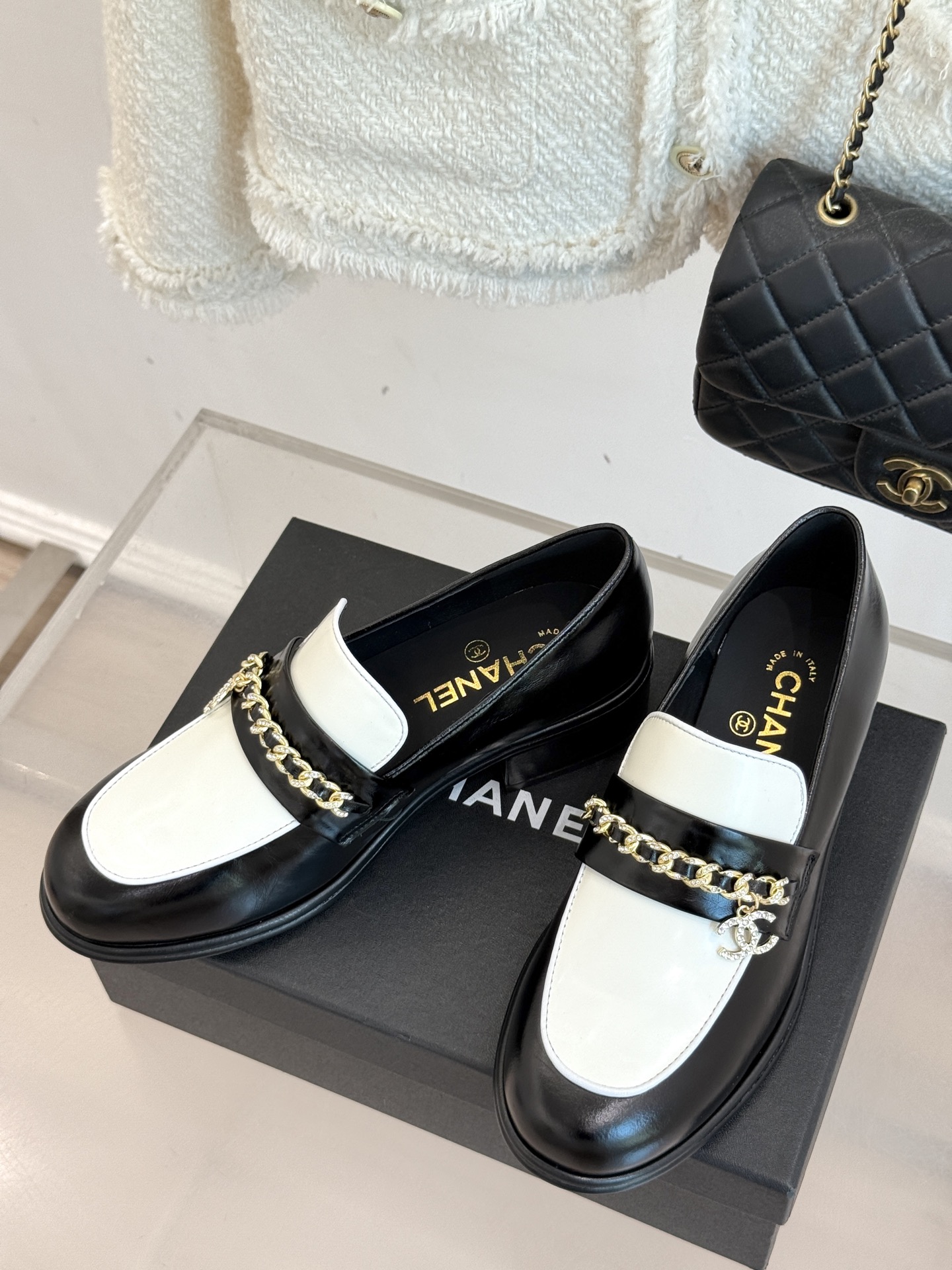 
CHANE*｜小香25A新品双C
链条乐福鞋
满满的复古风 秀气的鞋型 
看着就很讨喜 圆中带点尖的鞋