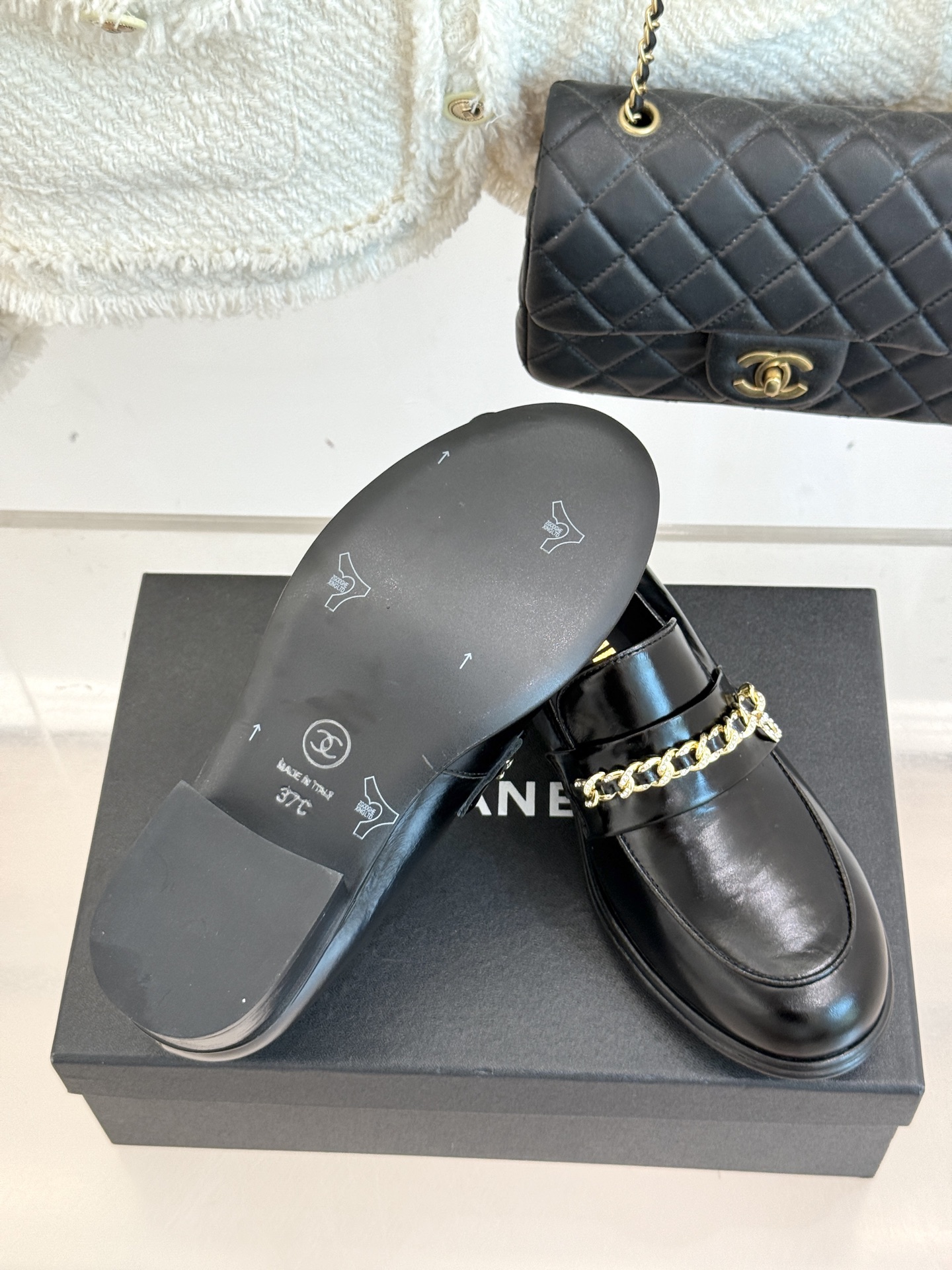 
CHANE*｜小香25A新品双C
链条乐福鞋
满满的复古风 秀气的鞋型 
看着就很讨喜 圆中带点尖的鞋