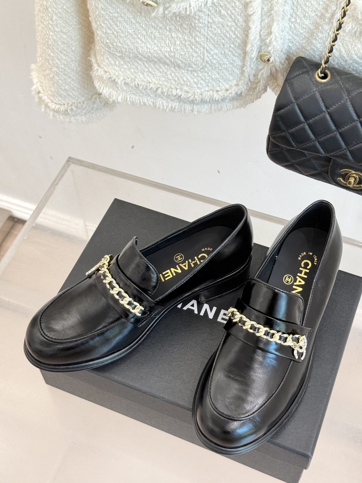 
CHANE*｜小香25A新品双C
链条乐福鞋
满满的复古风 秀气的鞋型 
看着就很讨喜 圆中带点尖的鞋