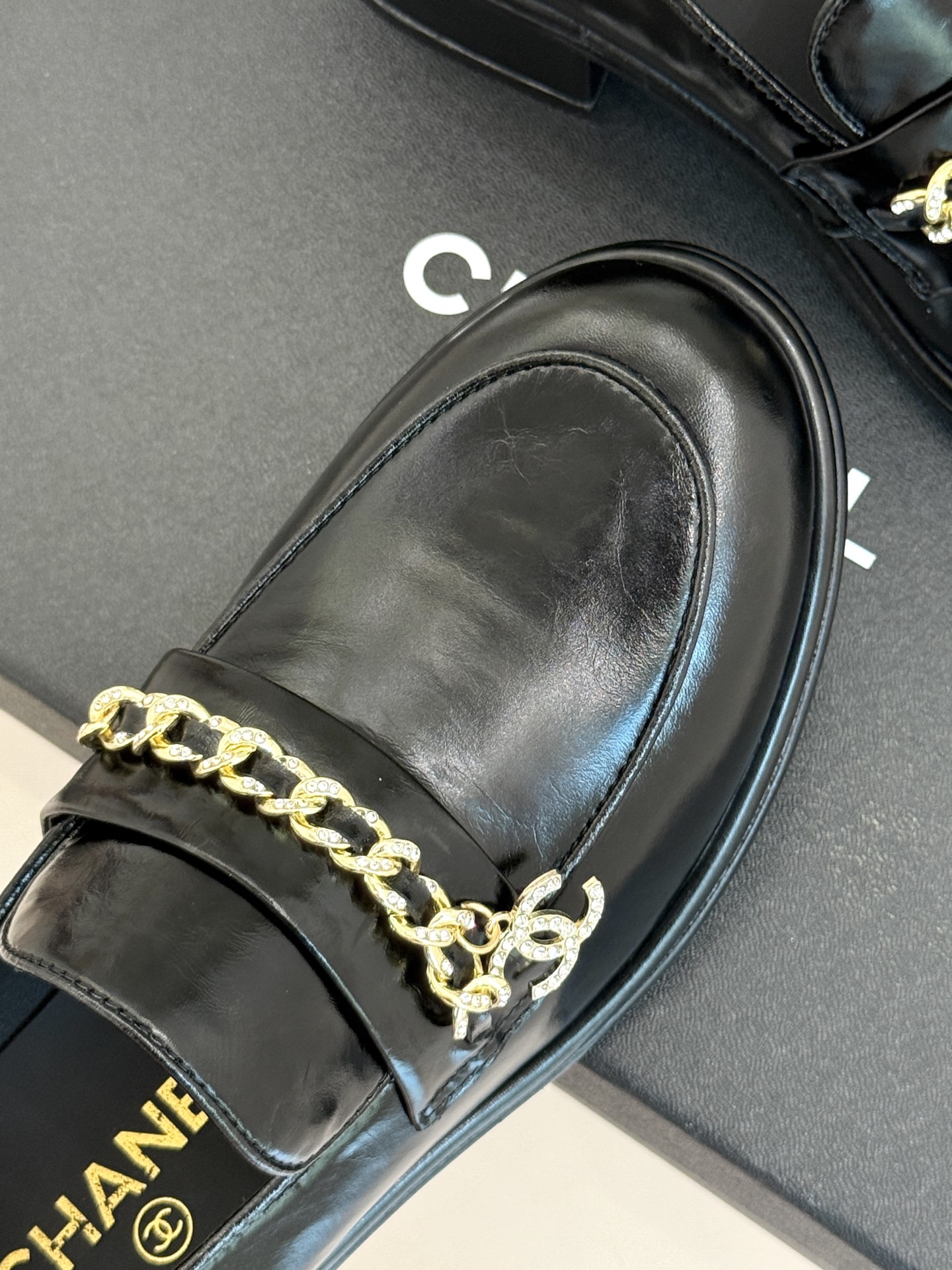 
CHANE*｜小香25A新品双C
链条乐福鞋
满满的复古风 秀气的鞋型 
看着就很讨喜 圆中带点尖的鞋
