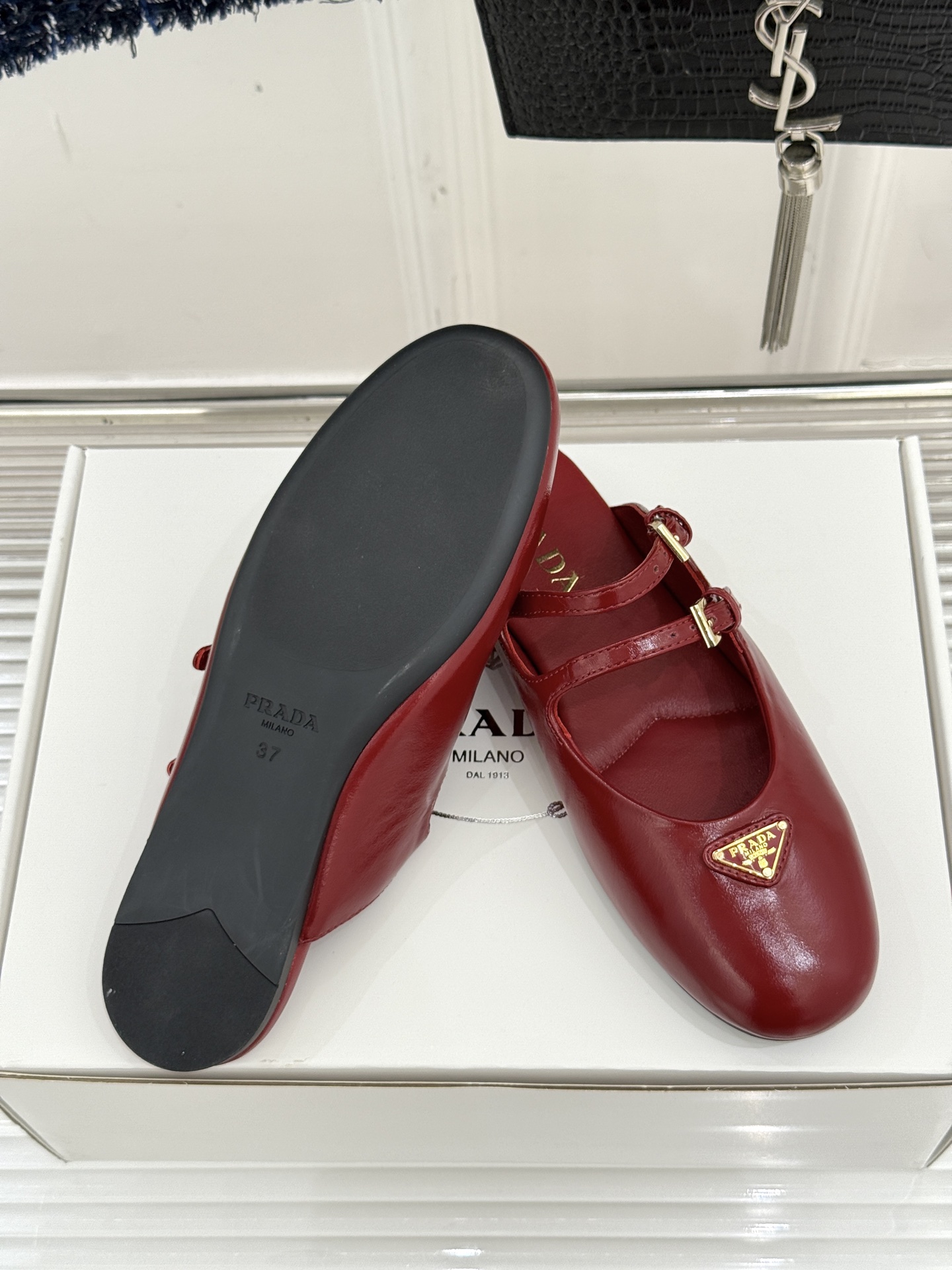 （下单注明：原版飞机盒➕10）
顶板
prada/普拉达经典三角标半拖
经典三角标自带高级感
搭扣设计复