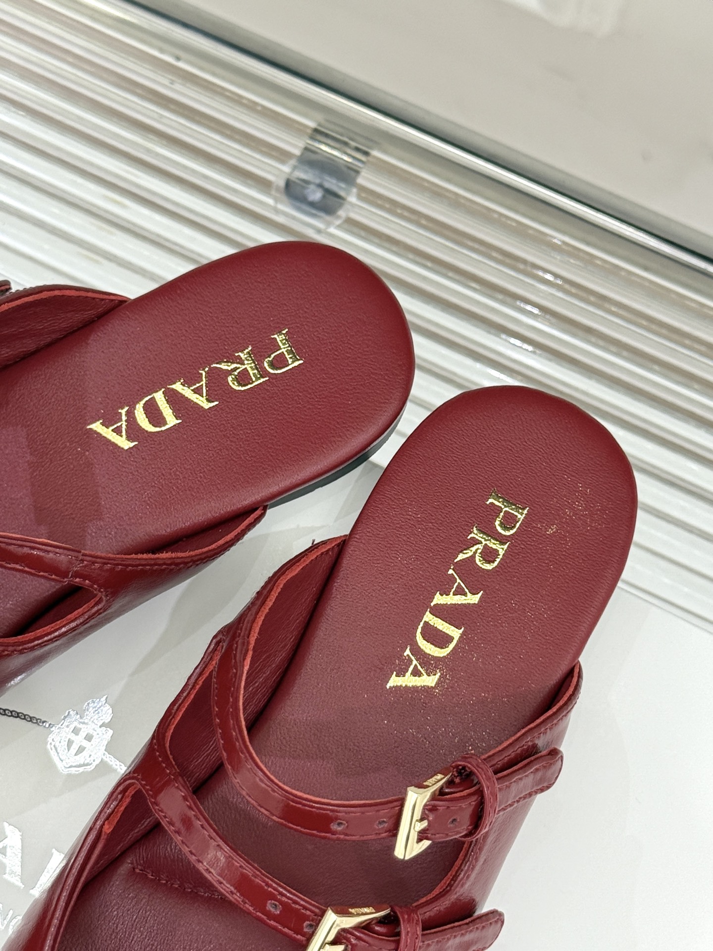 （下单注明：原版飞机盒➕10）
顶板
prada/普拉达经典三角标半拖
经典三角标自带高级感
搭扣设计复