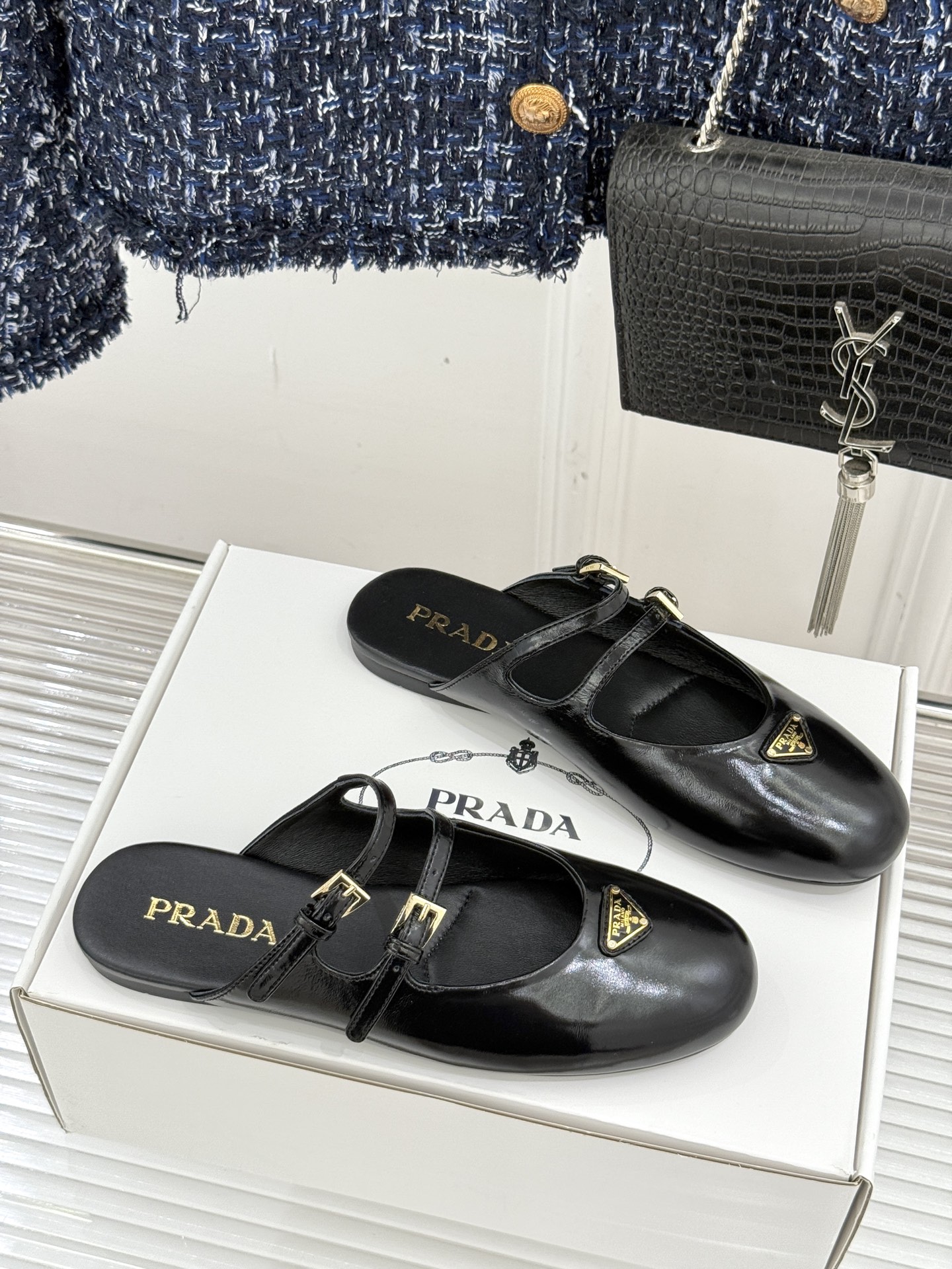 （下单注明：原版飞机盒➕10）
顶板
prada/普拉达经典三角标半拖
经典三角标自带高级感
搭扣设计复