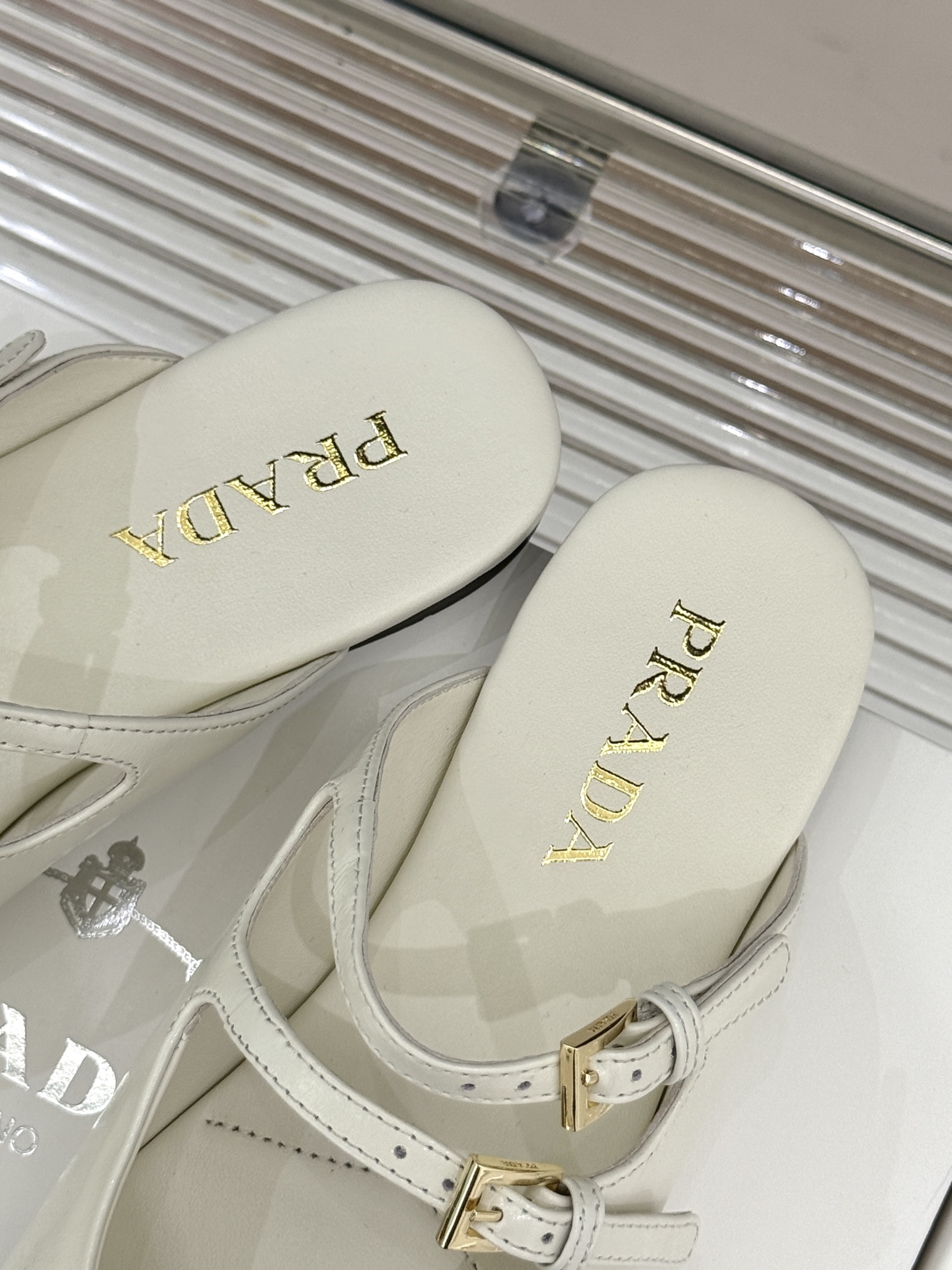（下单注明：原版飞机盒➕10）
顶板
prada/普拉达经典三角标半拖
经典三角标自带高级感
搭扣设计复