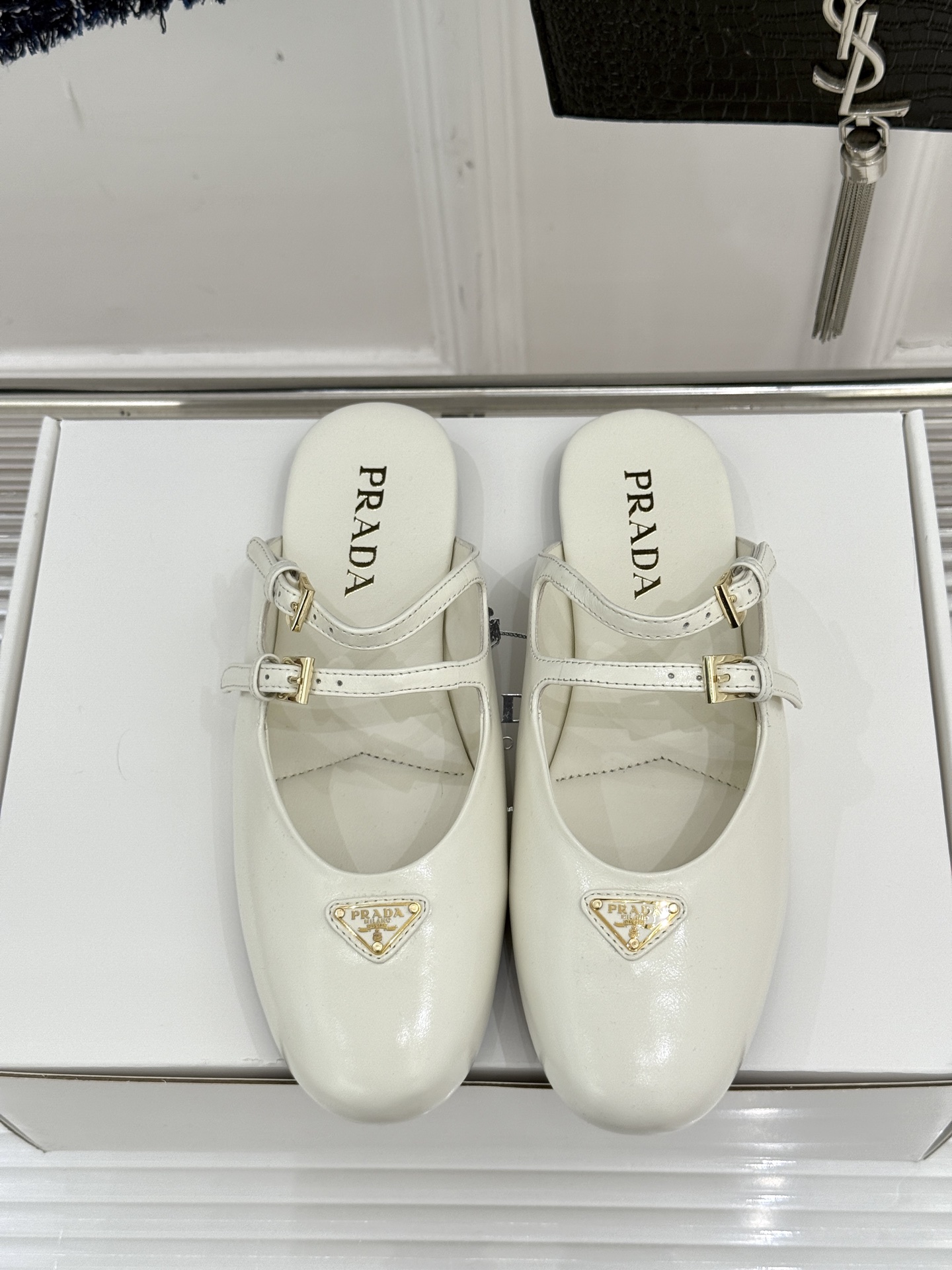 （下单注明：原版飞机盒➕10）
顶板
prada/普拉达经典三角标半拖
经典三角标自带高级感
搭扣设计复
