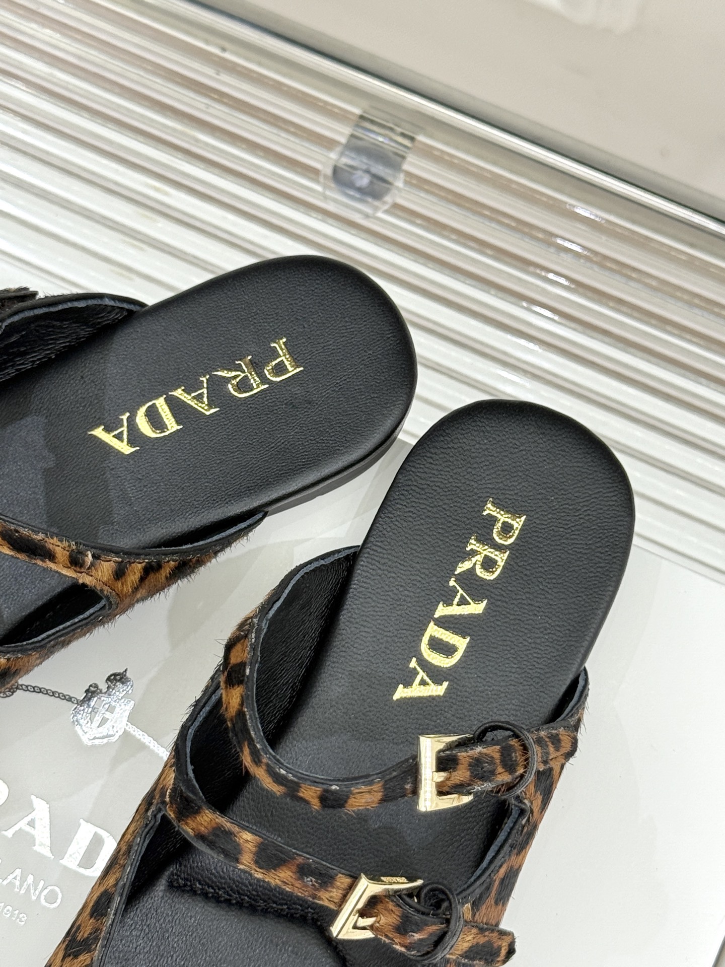 （下单注明：原版飞机盒➕10）
顶板
prada/普拉达经典三角标半拖
经典三角标自带高级感
搭扣设计复