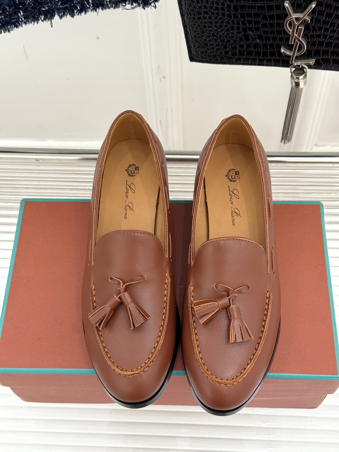 Loro Piana25WF新品流苏复古乐福鞋
这款LP乐福鞋的灵感源自
Sergio Loro Pi