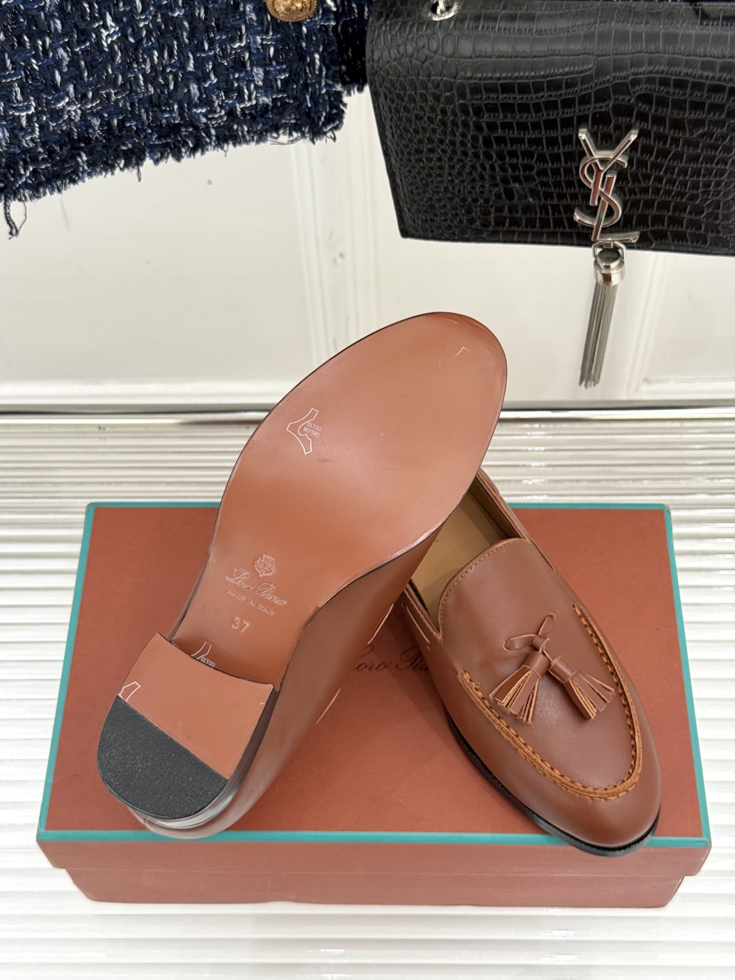 Loro Piana25WF新品流苏复古乐福鞋
这款LP乐福鞋的灵感源自
Sergio Loro Pi
