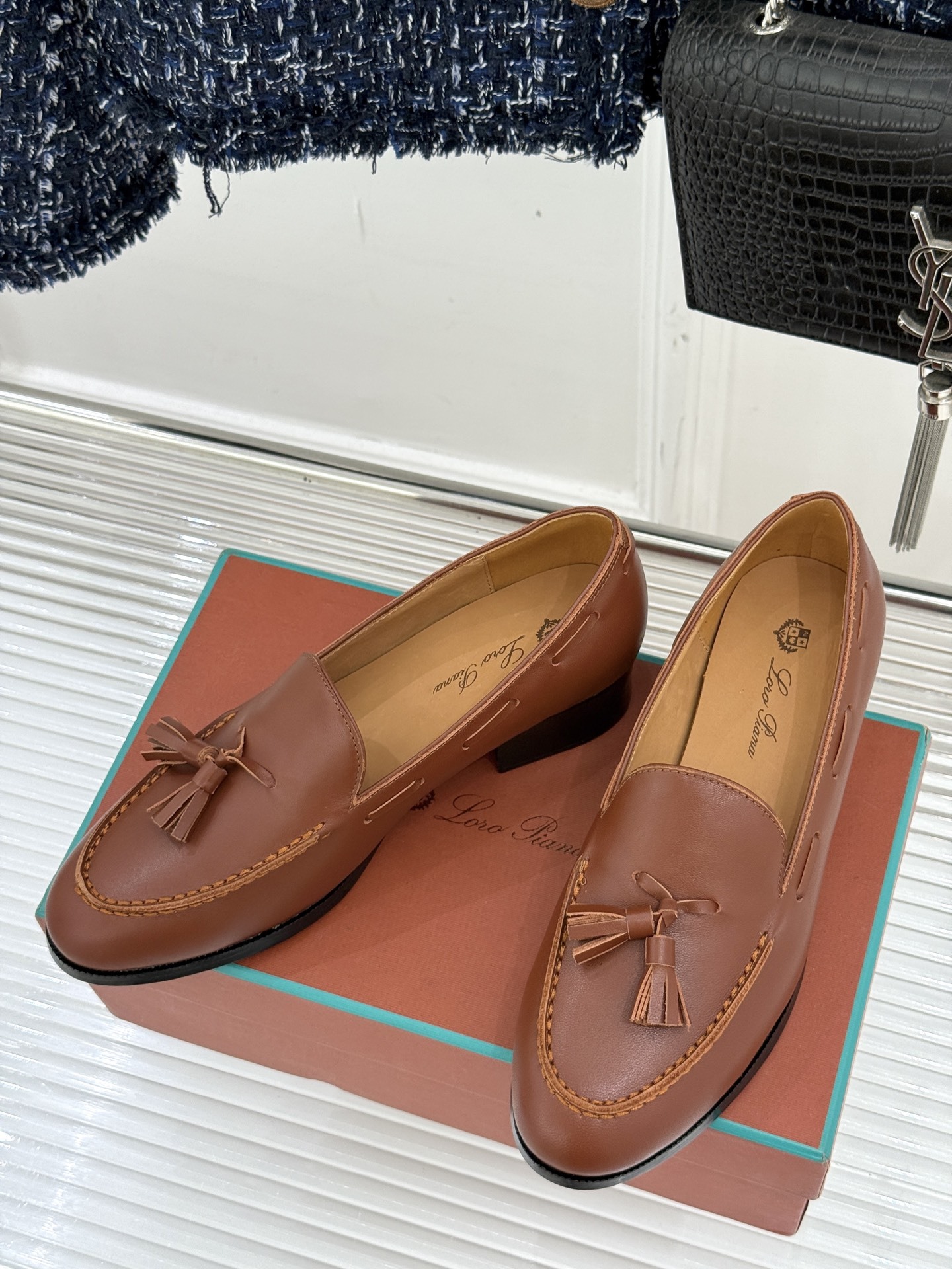 Loro Piana25WF新品流苏复古乐福鞋
这款LP乐福鞋的灵感源自
Sergio Loro Pi