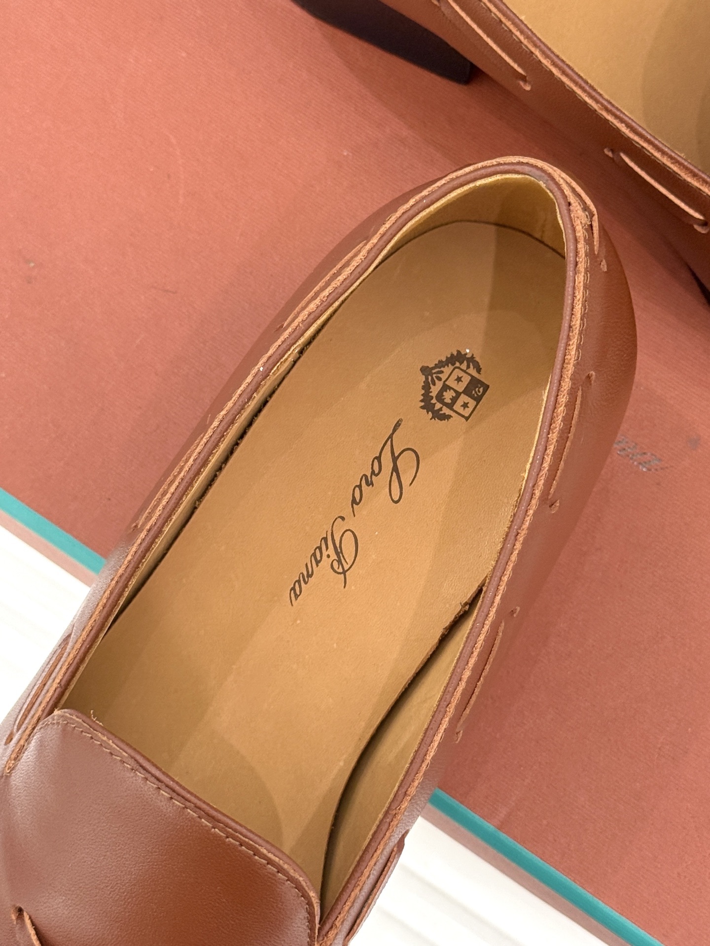 Loro Piana25WF新品流苏复古乐福鞋
这款LP乐福鞋的灵感源自
Sergio Loro Pi