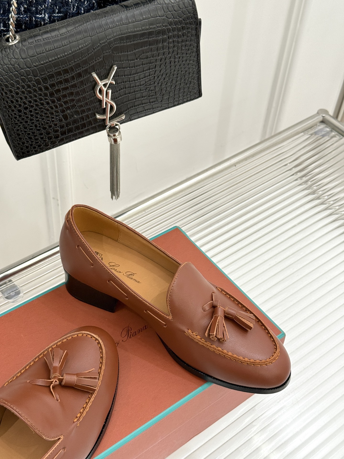 Loro Piana25WF新品流苏复古乐福鞋
这款LP乐福鞋的灵感源自
Sergio Loro Pi