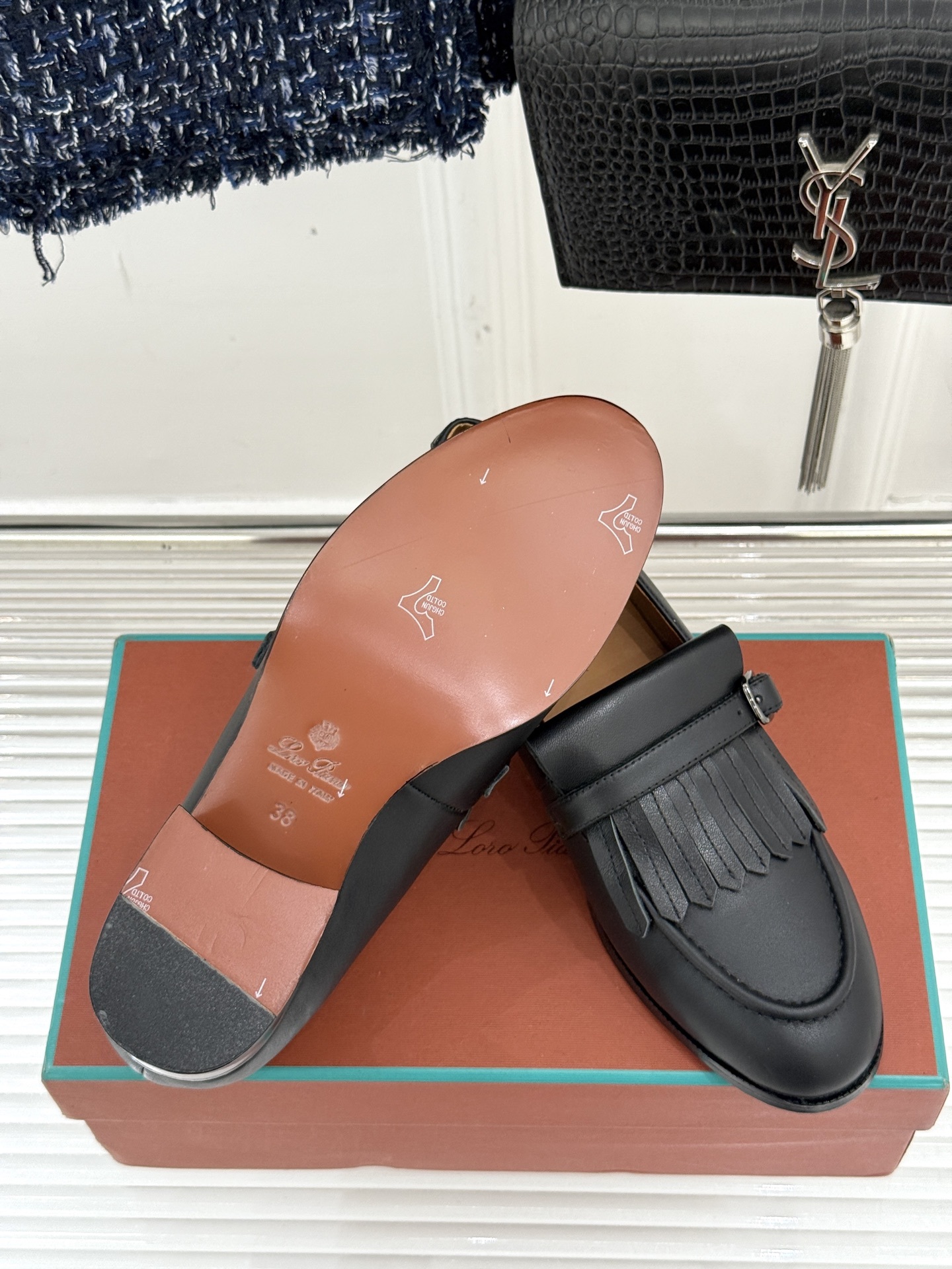Loro Piana25WF新品流苏复古乐福鞋
这款LP乐福鞋的灵感源自
Sergio Loro Pi