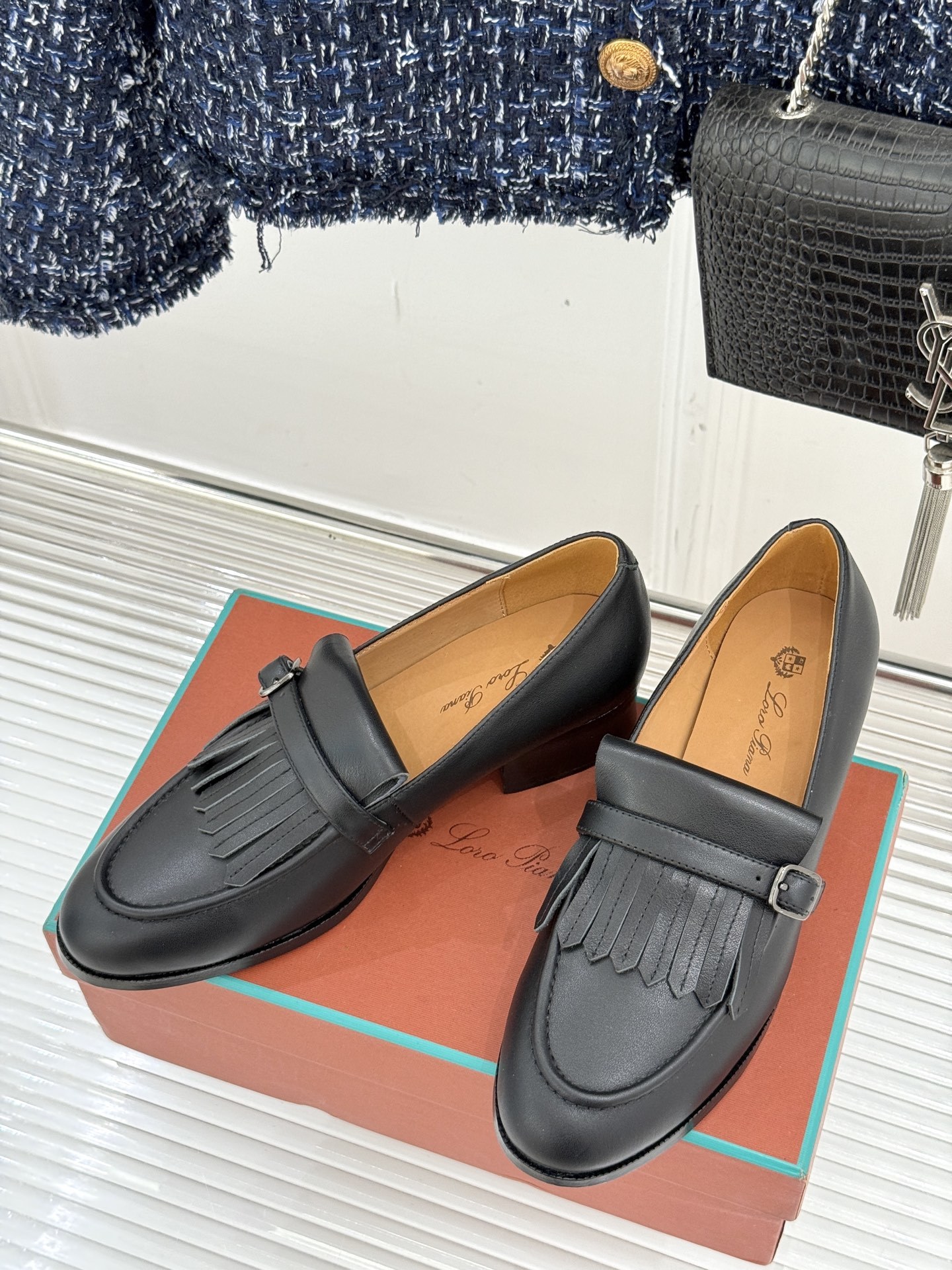 Loro Piana25WF新品流苏复古乐福鞋
这款LP乐福鞋的灵感源自
Sergio Loro Pi