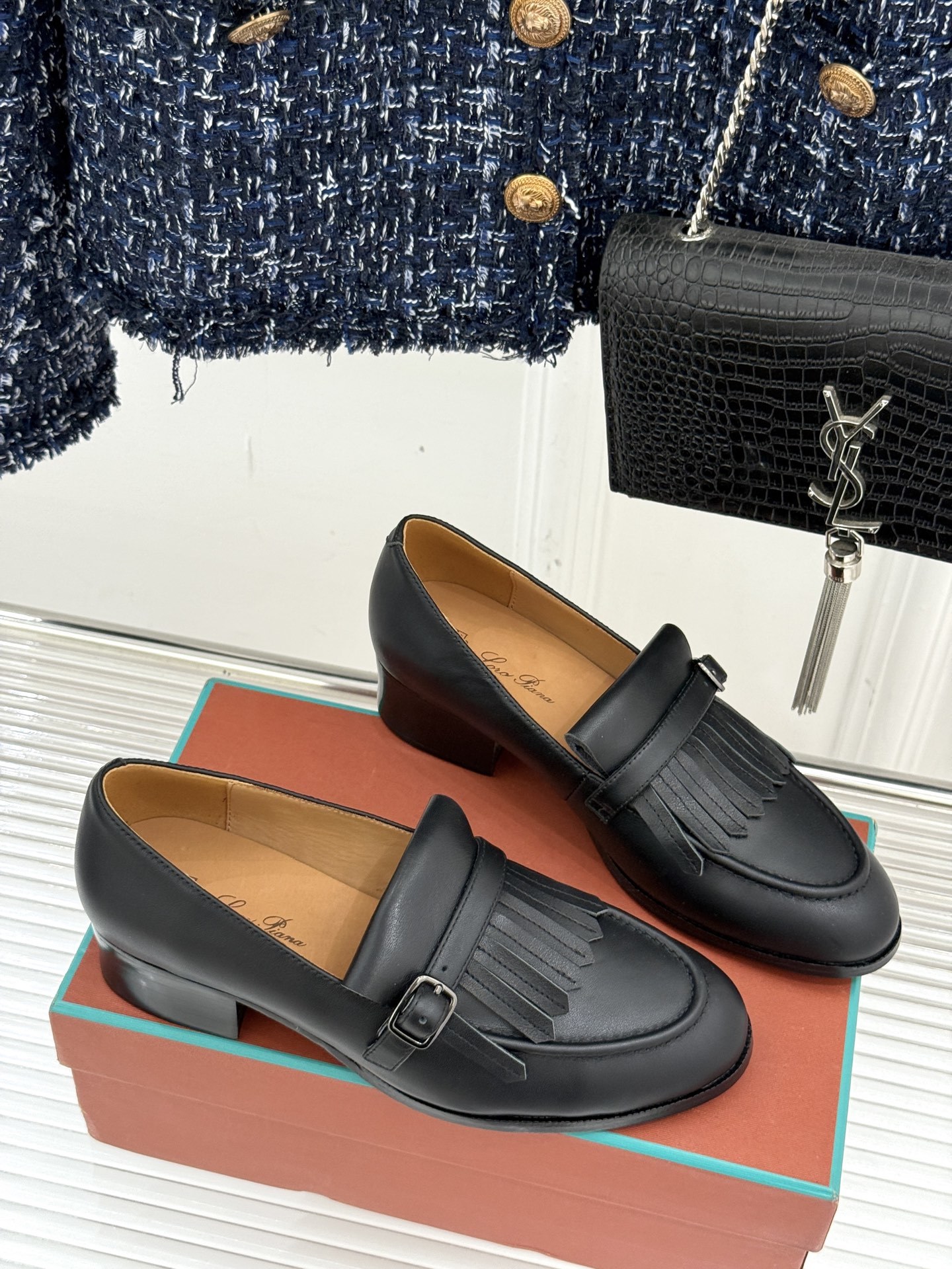 Loro Piana25WF新品流苏复古乐福鞋
这款LP乐福鞋的灵感源自
Sergio Loro Pi