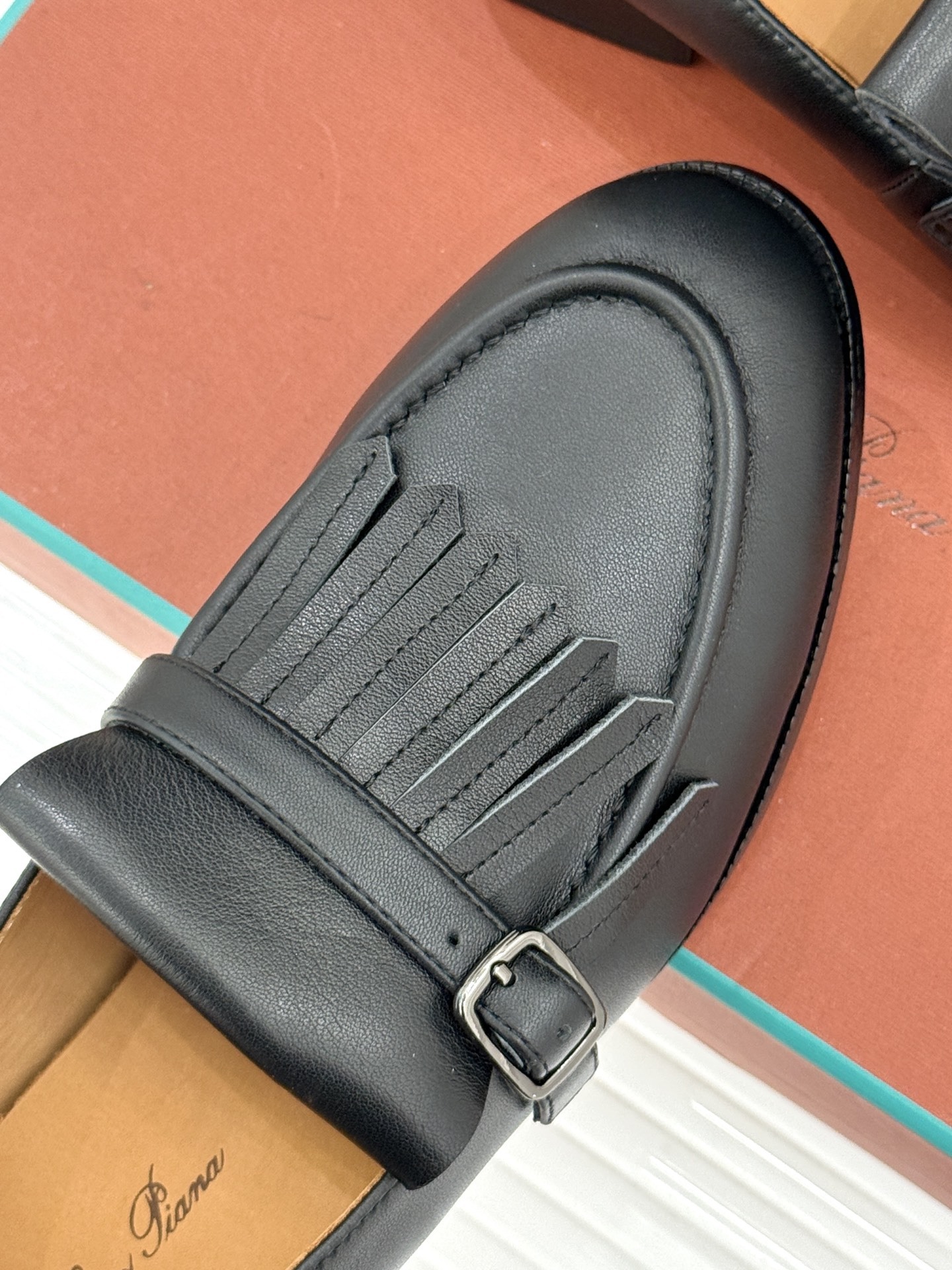 Loro Piana25WF新品流苏复古乐福鞋
这款LP乐福鞋的灵感源自
Sergio Loro Pi