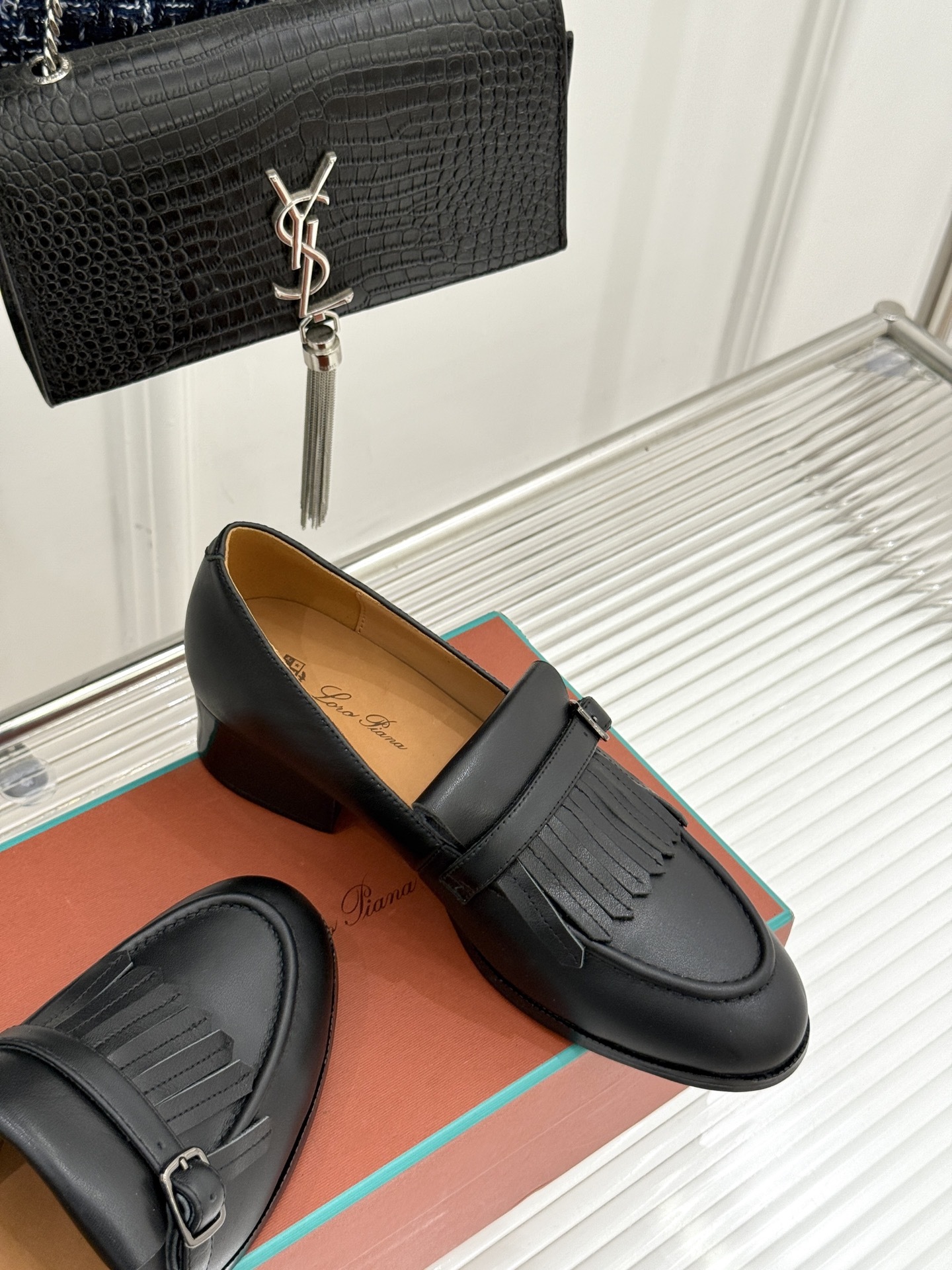 Loro Piana25WF新品流苏复古乐福鞋
这款LP乐福鞋的灵感源自
Sergio Loro Pi