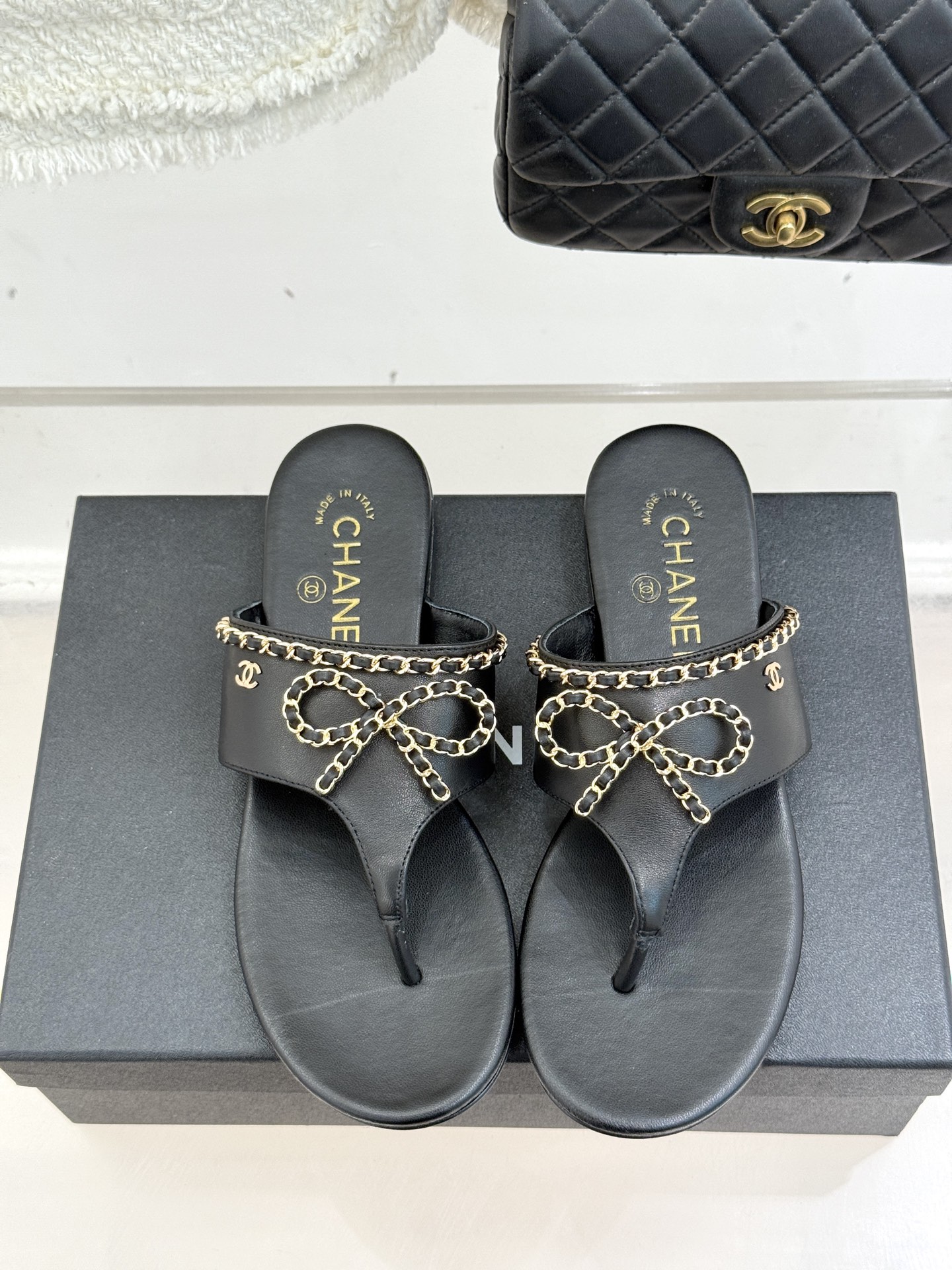 
CHANE*｜小香25A春夏新品
链条蝴蝶结夹脚人字拖鞋
夏日总需要一双自带氛围感的拖鞋
这双拖鞋大概