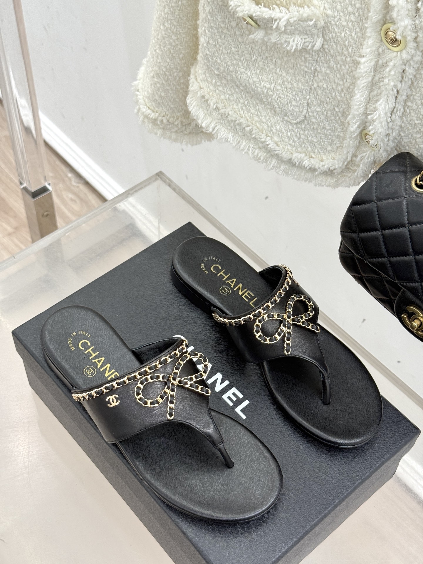 
CHANE*｜小香25A春夏新品
链条蝴蝶结夹脚人字拖鞋
夏日总需要一双自带氛围感的拖鞋
这双拖鞋大概