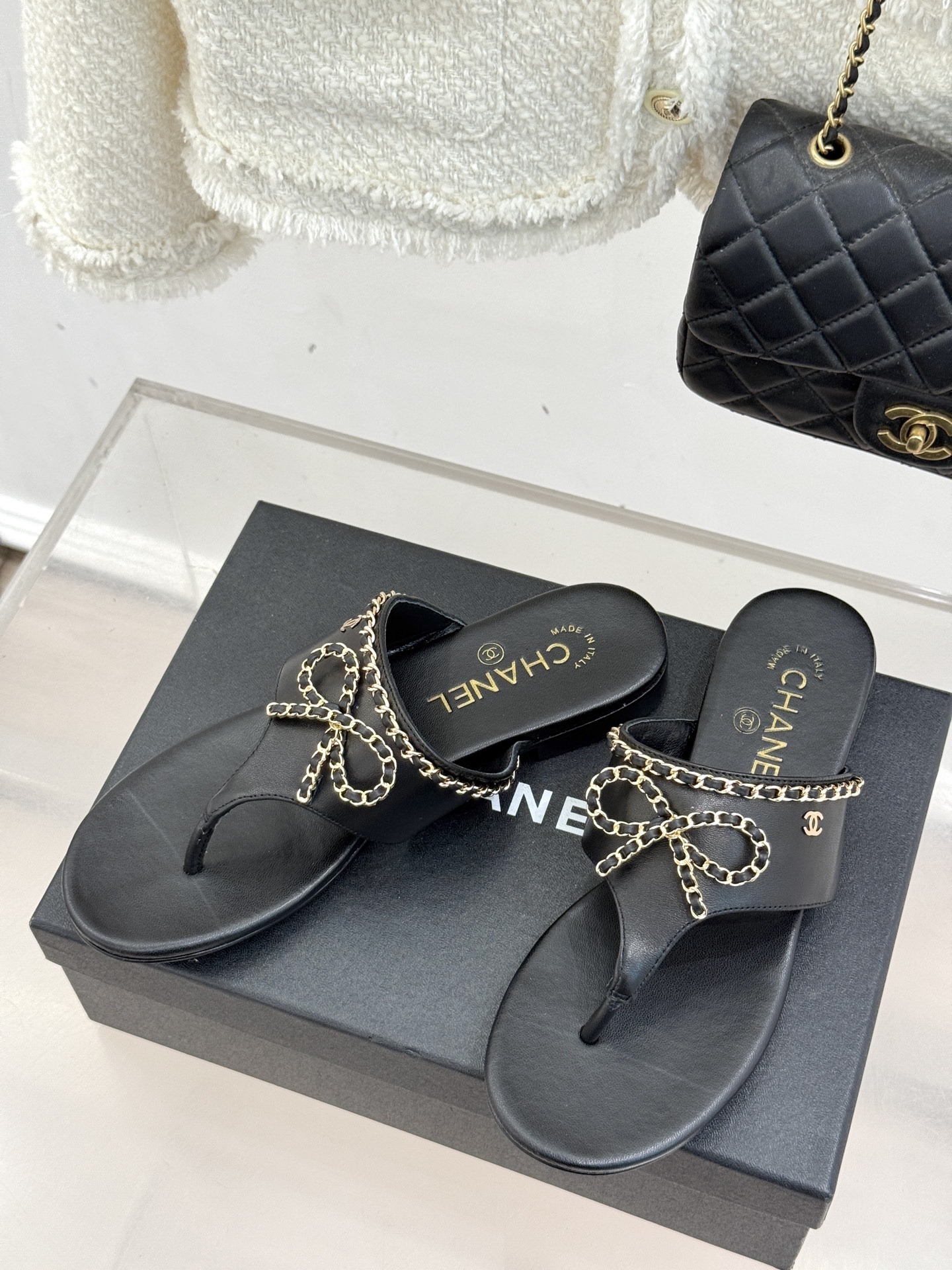
CHANE*｜小香25A春夏新品
链条蝴蝶结夹脚人字拖鞋
夏日总需要一双自带氛围感的拖鞋
这双拖鞋大概
