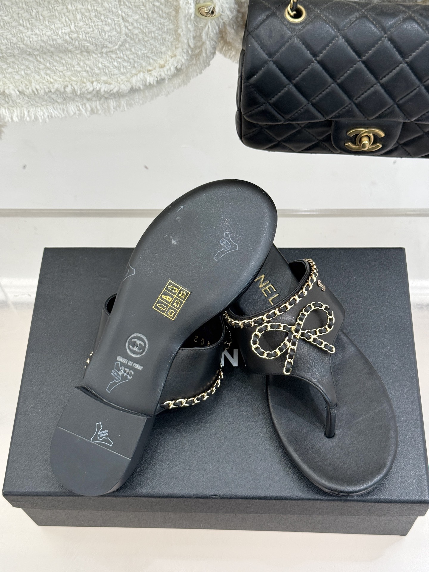
CHANE*｜小香25A春夏新品
链条蝴蝶结夹脚人字拖鞋
夏日总需要一双自带氛围感的拖鞋
这双拖鞋大概