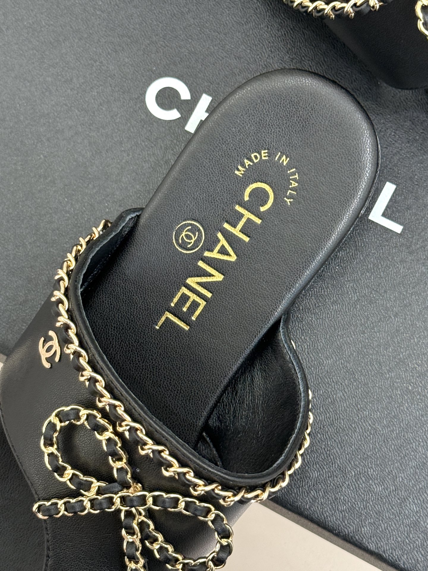 
CHANE*｜小香25A春夏新品
链条蝴蝶结夹脚人字拖鞋
夏日总需要一双自带氛围感的拖鞋
这双拖鞋大概