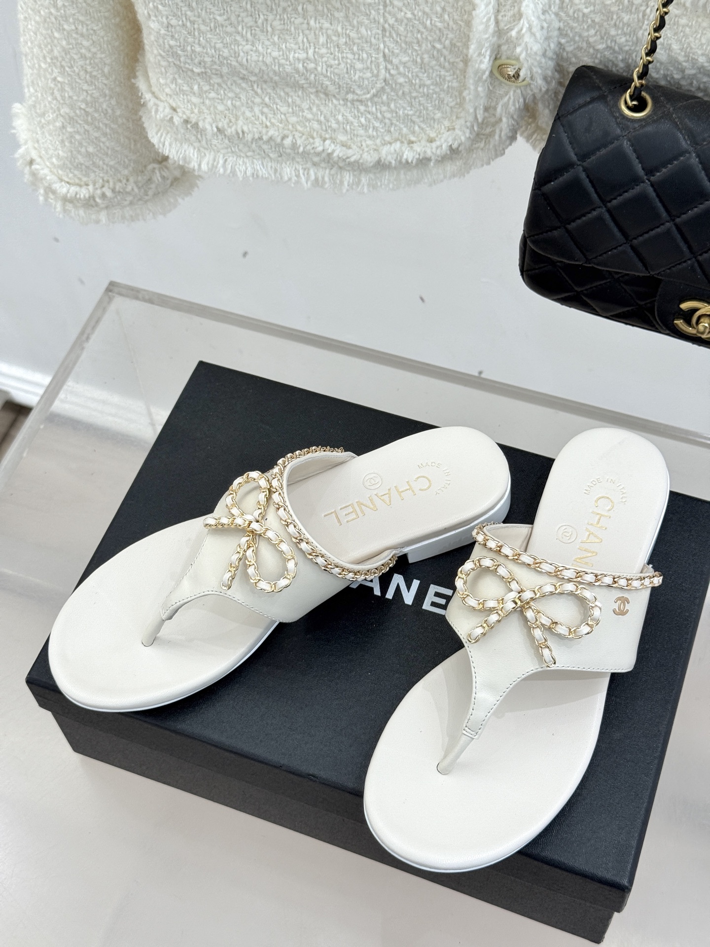 
CHANE*｜小香25A春夏新品
链条蝴蝶结夹脚人字拖鞋
夏日总需要一双自带氛围感的拖鞋
这双拖鞋大概