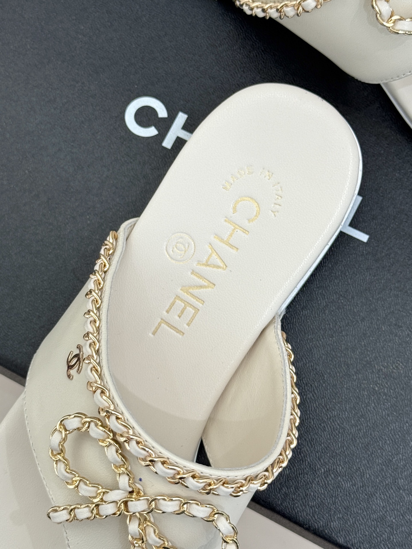 
CHANE*｜小香25A春夏新品
链条蝴蝶结夹脚人字拖鞋
夏日总需要一双自带氛围感的拖鞋
这双拖鞋大概