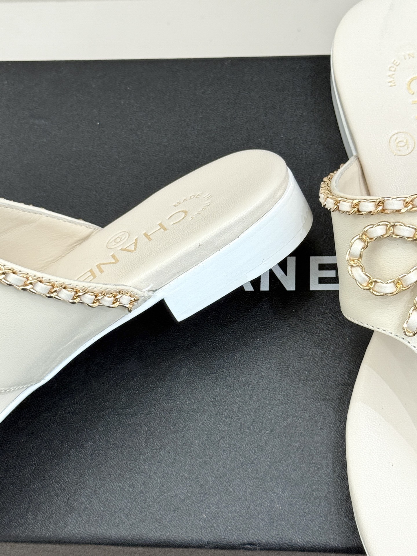 
CHANE*｜小香25A春夏新品
链条蝴蝶结夹脚人字拖鞋
夏日总需要一双自带氛围感的拖鞋
这双拖鞋大概