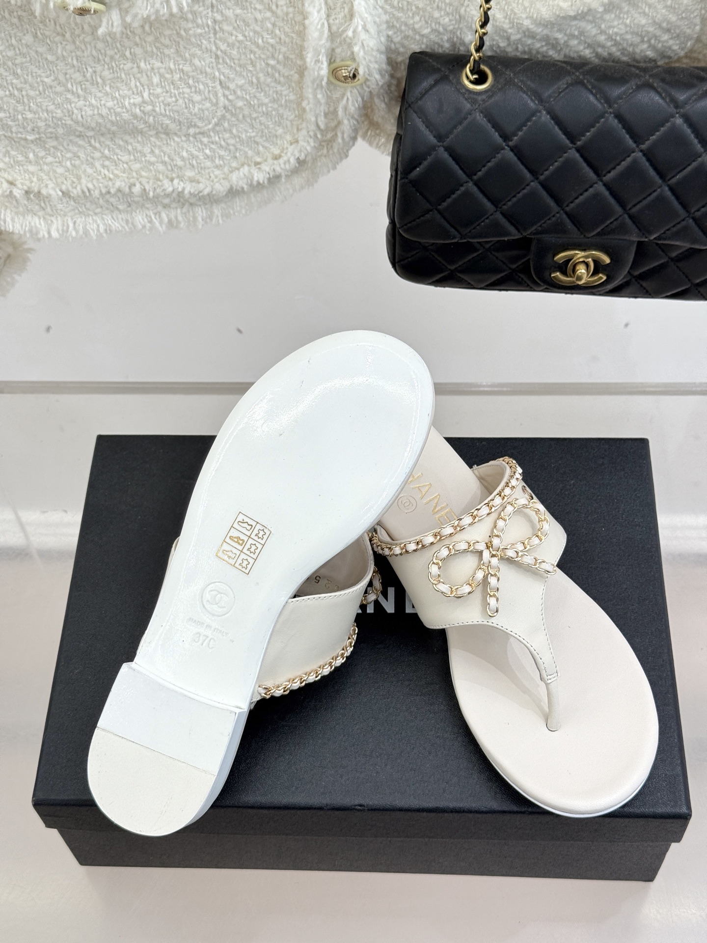 
CHANE*｜小香25A春夏新品
链条蝴蝶结夹脚人字拖鞋
夏日总需要一双自带氛围感的拖鞋
这双拖鞋大概