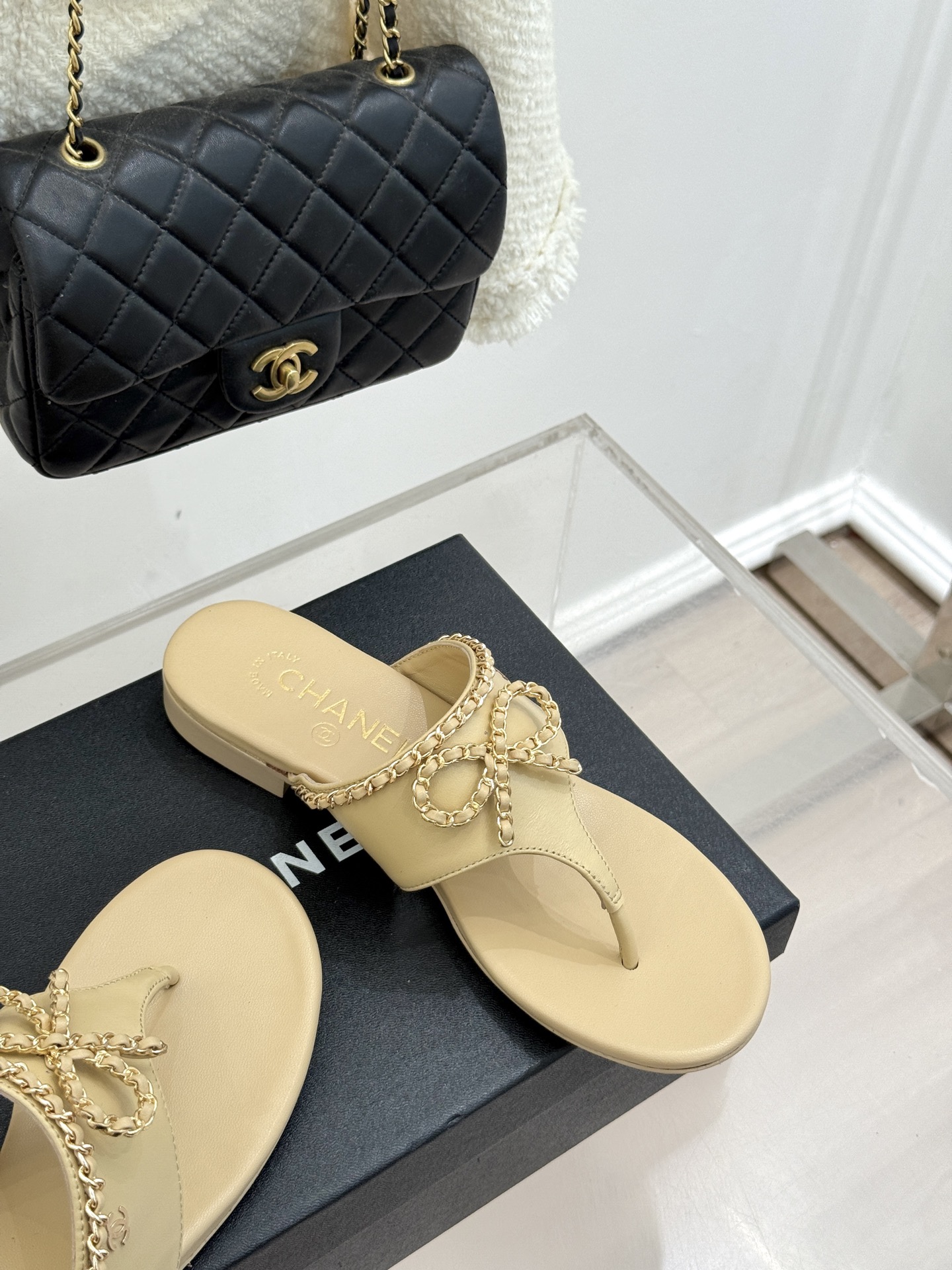 
CHANE*｜小香25A春夏新品
链条蝴蝶结夹脚人字拖鞋
夏日总需要一双自带氛围感的拖鞋
这双拖鞋大概