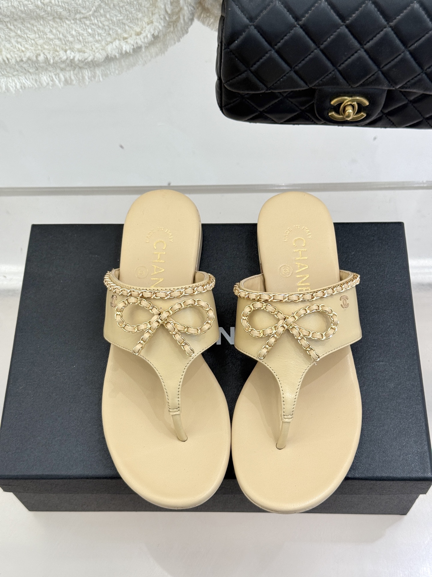 
CHANE*｜小香25A春夏新品
链条蝴蝶结夹脚人字拖鞋
夏日总需要一双自带氛围感的拖鞋
这双拖鞋大概