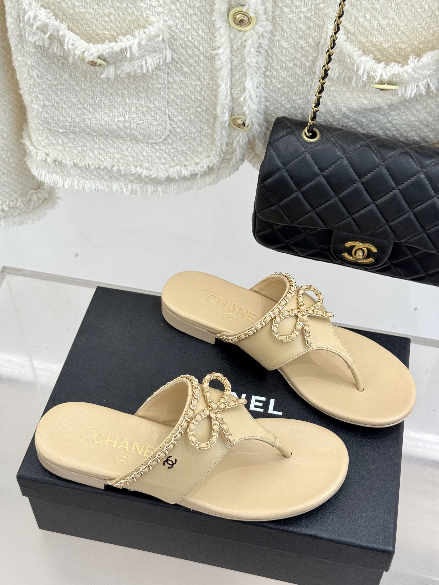 
CHANE*｜小香25A春夏新品
链条蝴蝶结夹脚人字拖鞋
夏日总需要一双自带氛围感的拖鞋
这双拖鞋大概