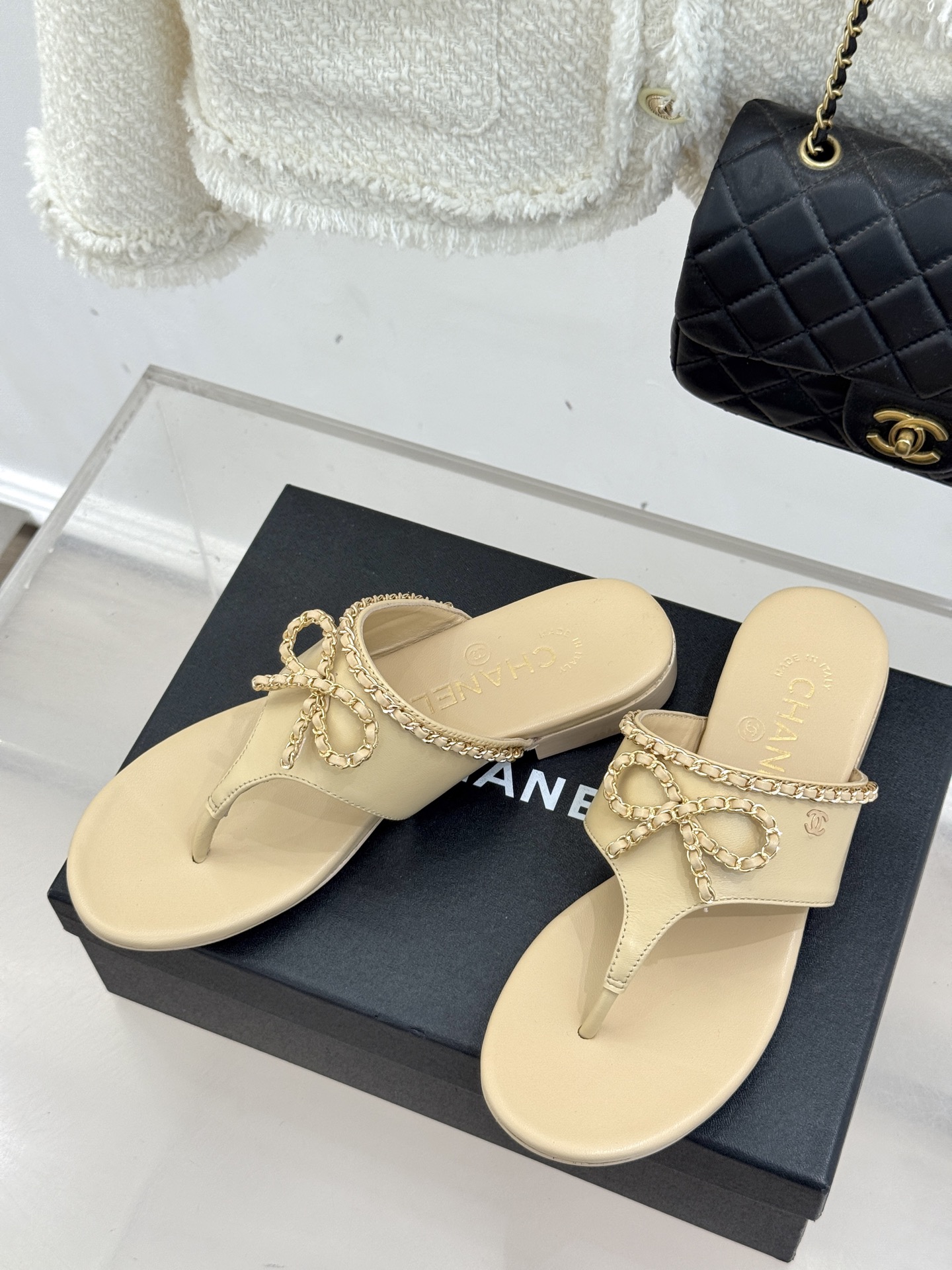 
CHANE*｜小香25A春夏新品
链条蝴蝶结夹脚人字拖鞋
夏日总需要一双自带氛围感的拖鞋
这双拖鞋大概