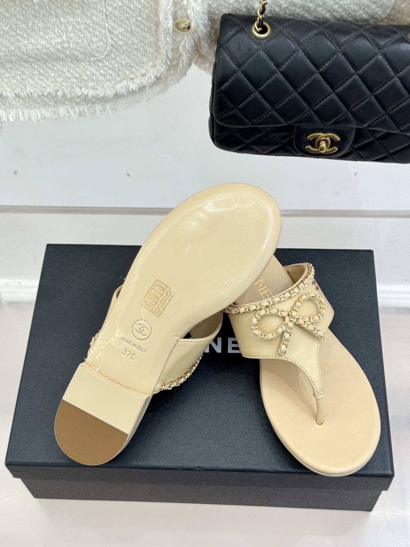 
CHANE*｜小香25A春夏新品
链条蝴蝶结夹脚人字拖鞋
夏日总需要一双自带氛围感的拖鞋
这双拖鞋大概