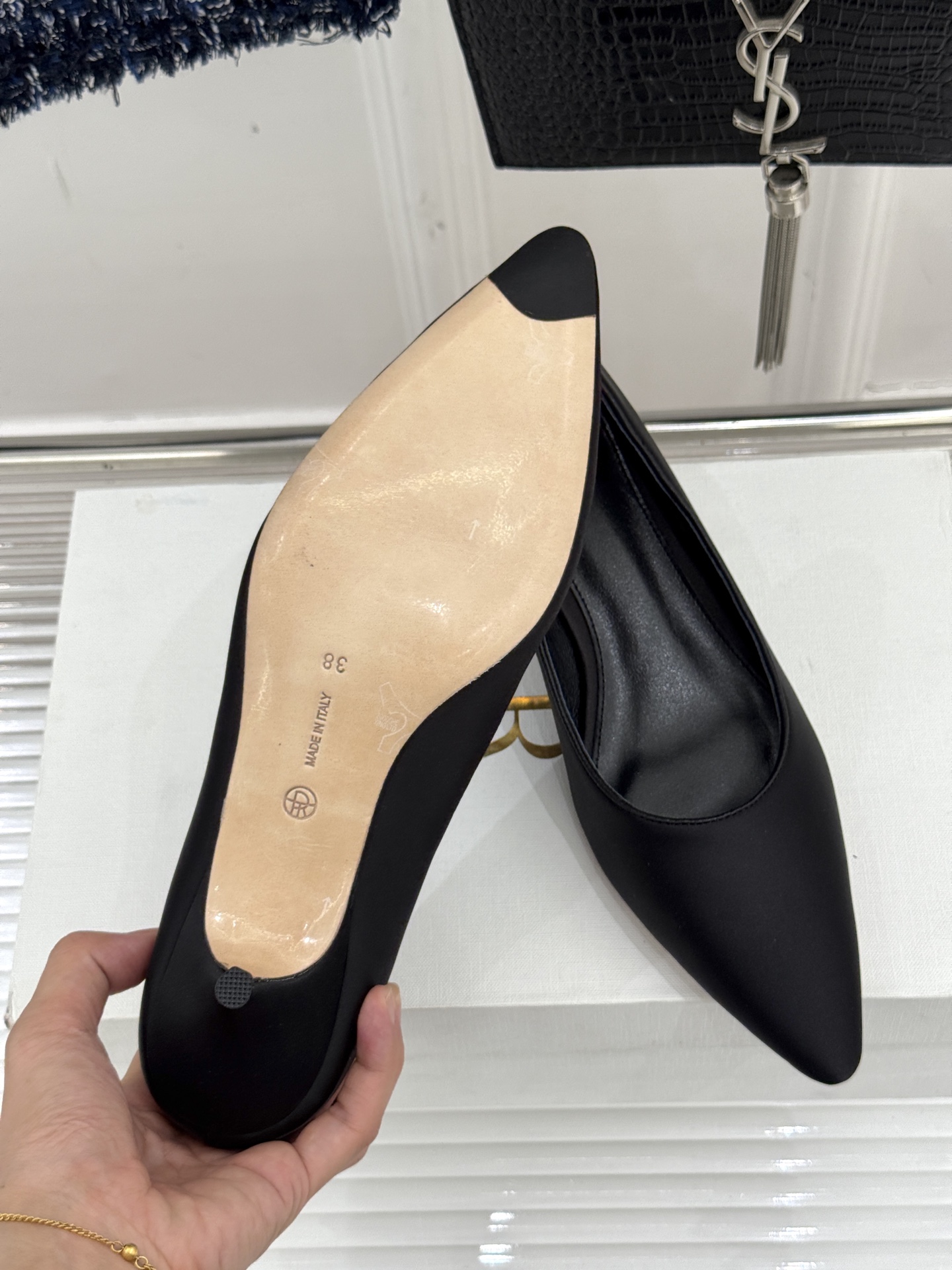 
The row25s早春新品
猫跟尖头单鞋高跟鞋
极简主义的设计风格
日常随心搭配裙子 
裤子 都无敌