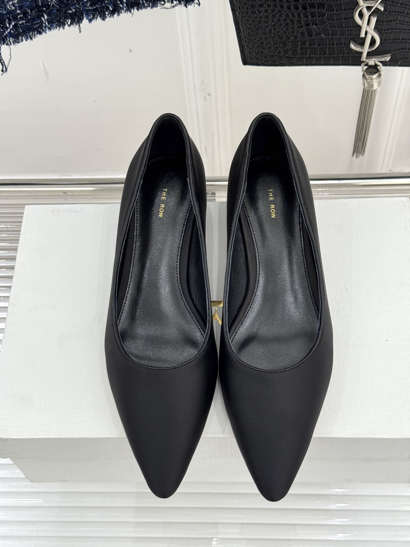 
The row25s早春新品
猫跟尖头单鞋高跟鞋
极简主义的设计风格
日常随心搭配裙子 
裤子 都无敌