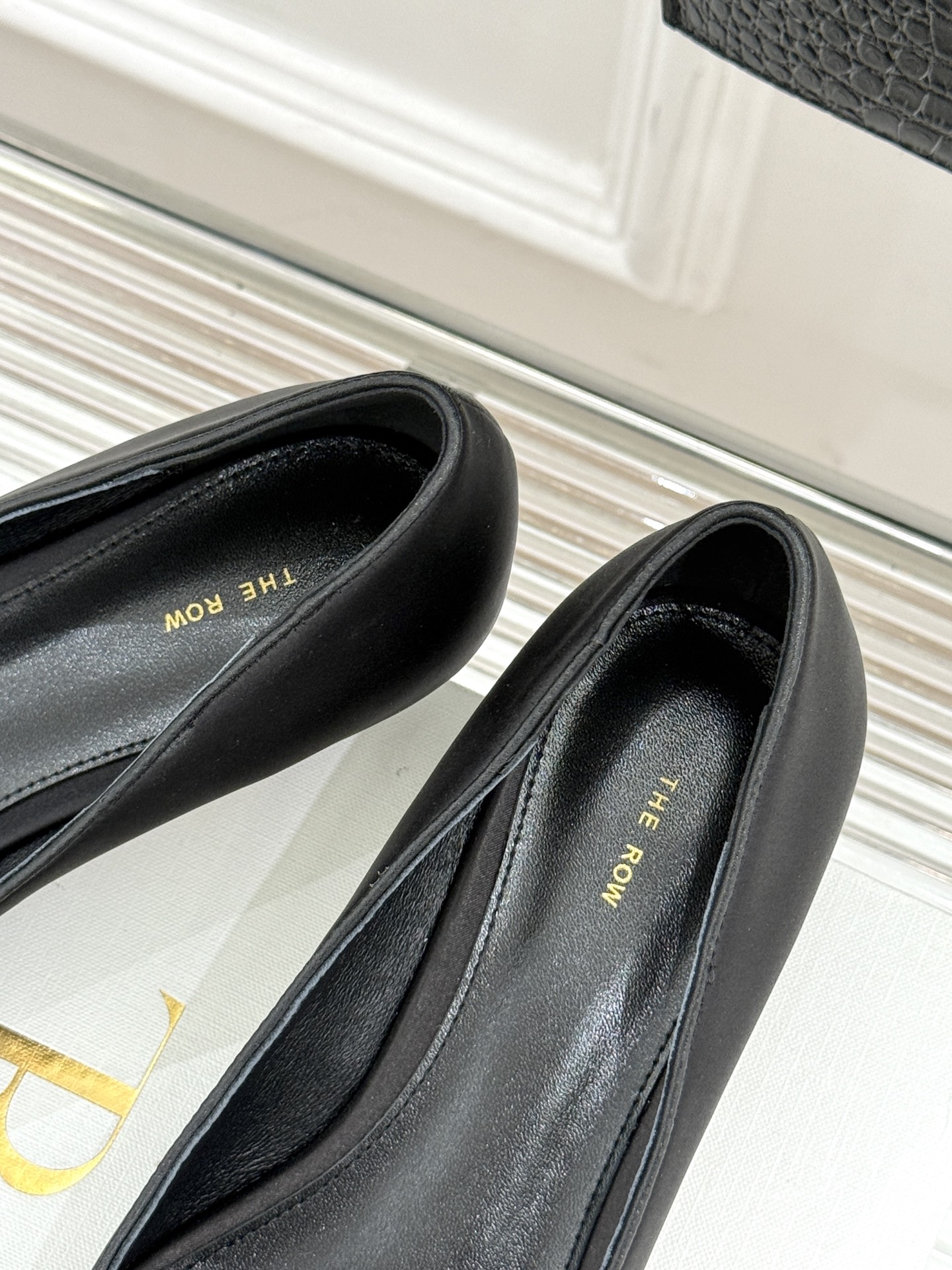 
The row25s早春新品
猫跟尖头单鞋高跟鞋
极简主义的设计风格
日常随心搭配裙子 
裤子 都无敌