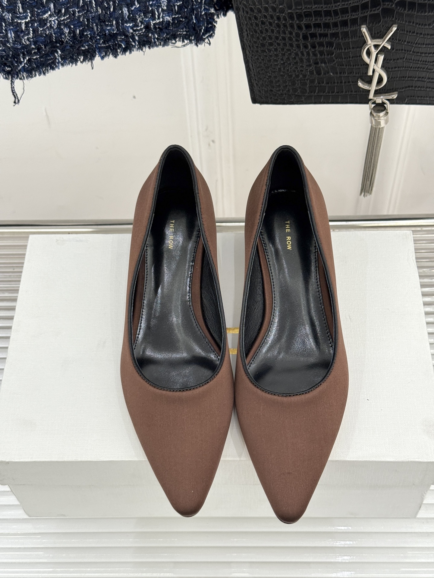 
The row25s早春新品
猫跟尖头单鞋高跟鞋
极简主义的设计风格
日常随心搭配裙子 
裤子 都无敌