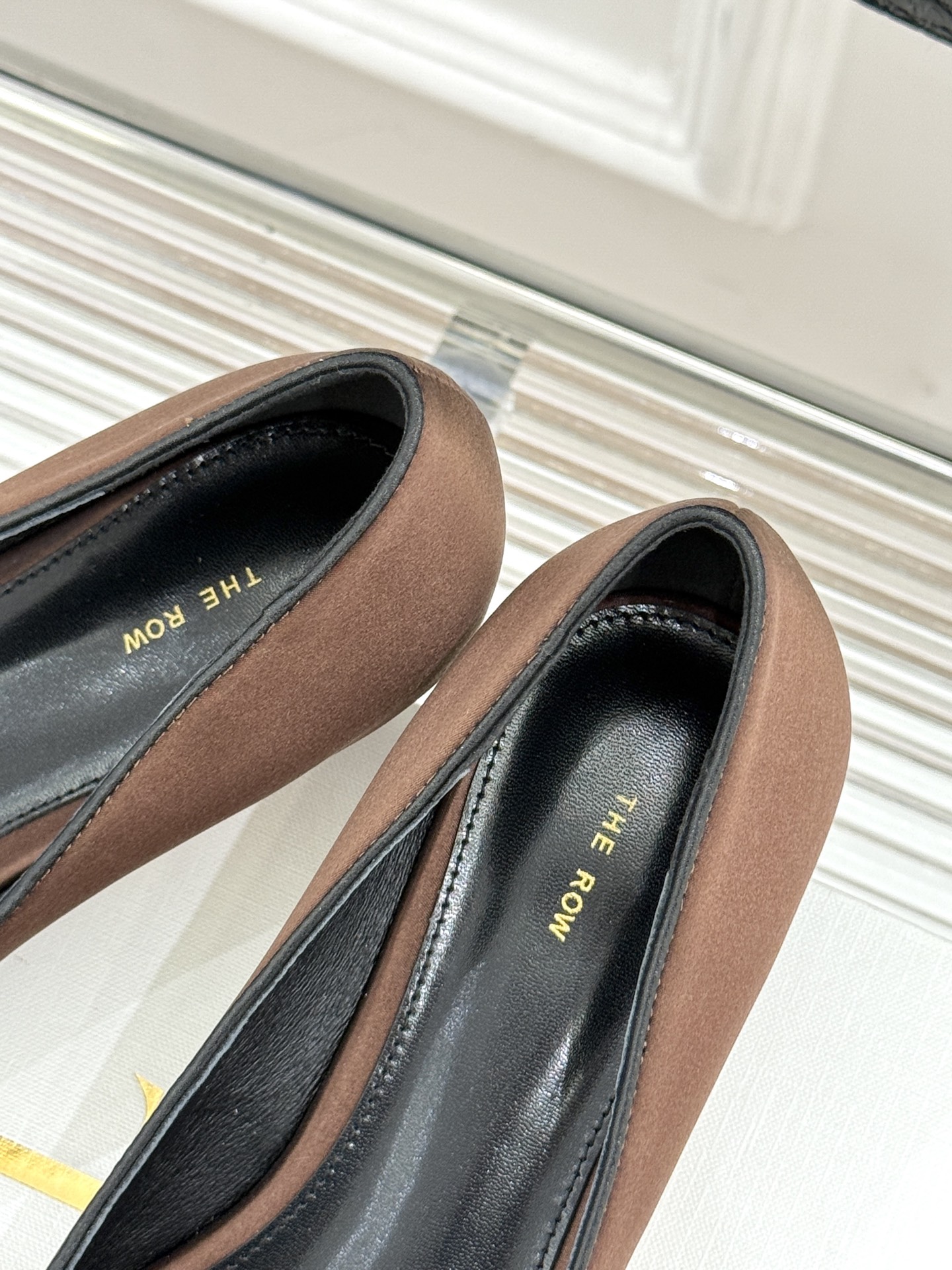 
The row25s早春新品
猫跟尖头单鞋高跟鞋
极简主义的设计风格
日常随心搭配裙子 
裤子 都无敌