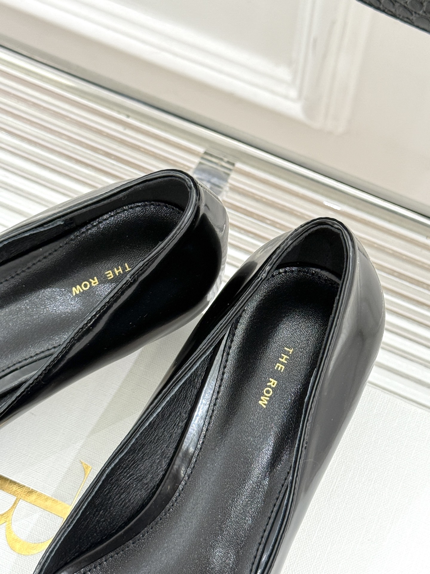 
The row25s早春新品
猫跟尖头单鞋高跟鞋
极简主义的设计风格
日常随心搭配裙子 
裤子 都无敌