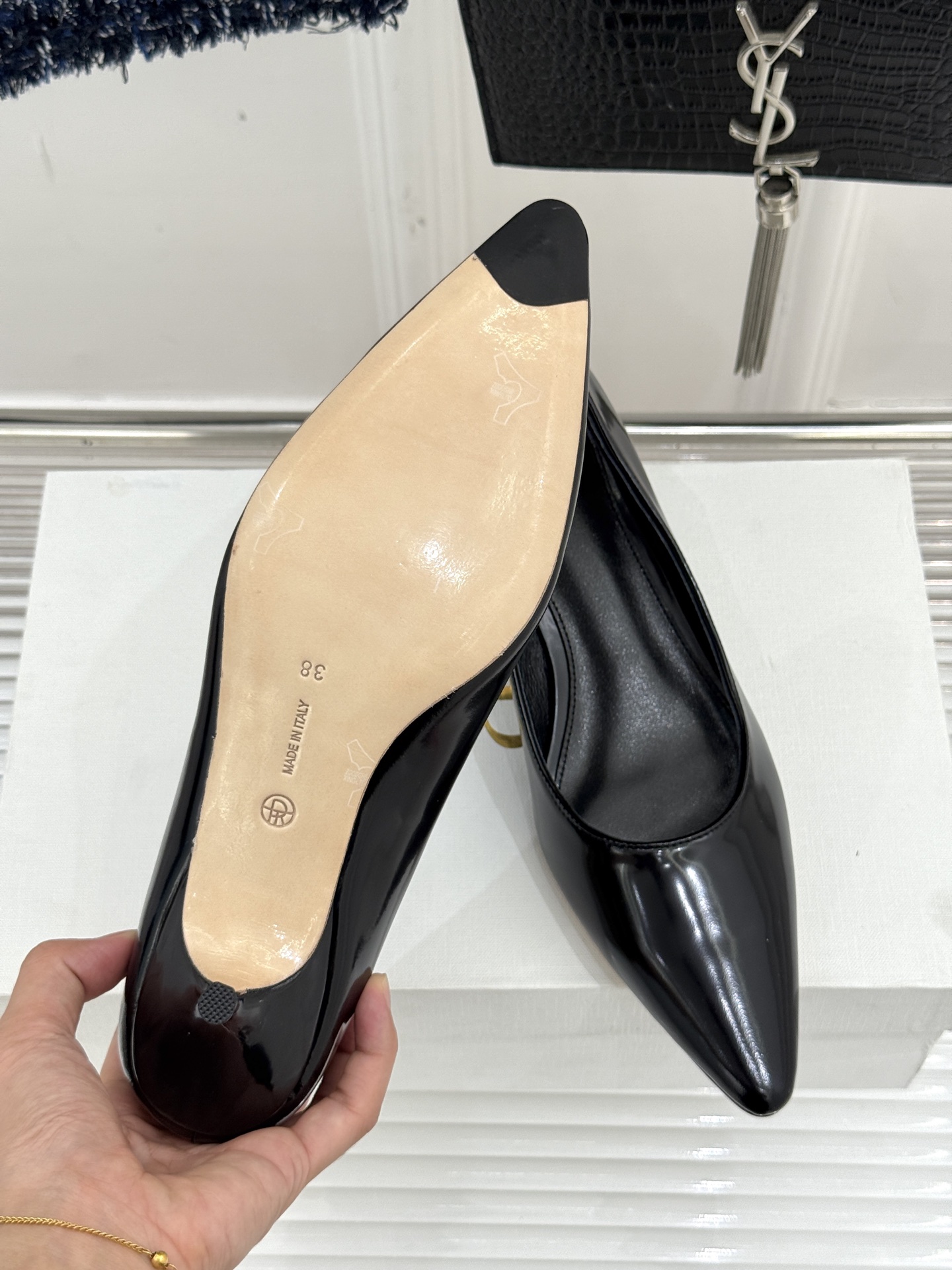 
The row25s早春新品
猫跟尖头单鞋高跟鞋
极简主义的设计风格
日常随心搭配裙子 
裤子 都无敌