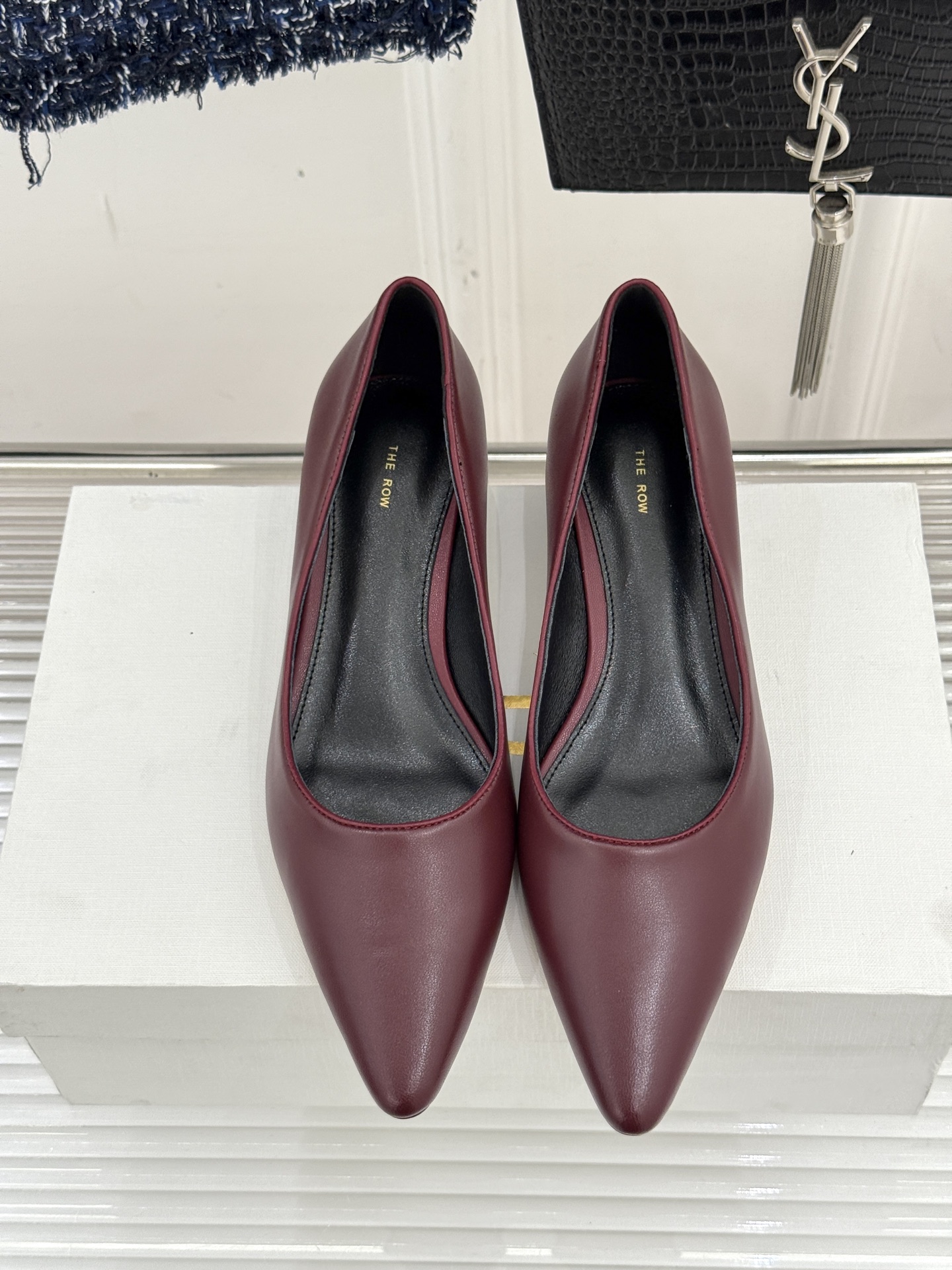 
The row25s早春新品
猫跟尖头单鞋高跟鞋
极简主义的设计风格
日常随心搭配裙子 
裤子 都无敌